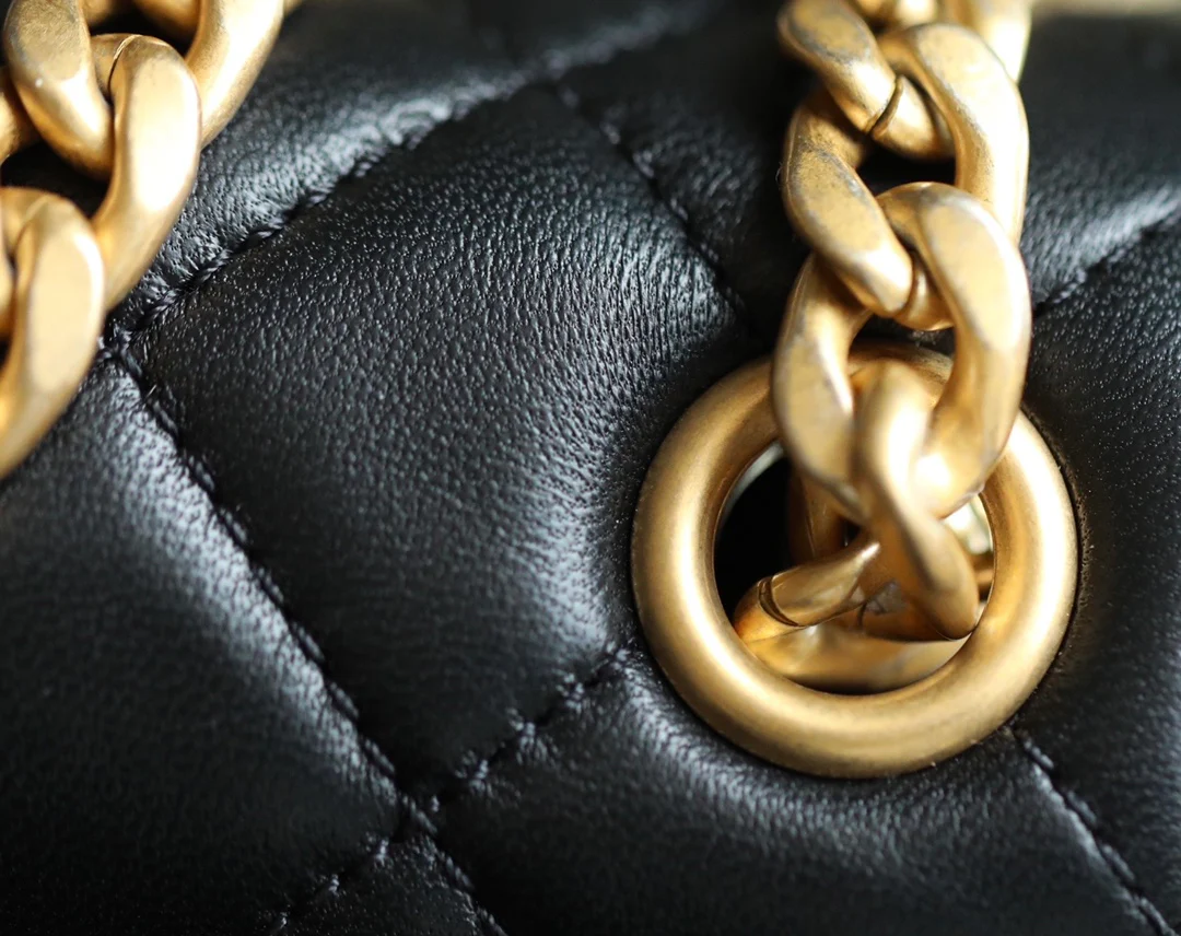 Сумка Chanel CF с клапаном и цепочкой с драгоценным камнем