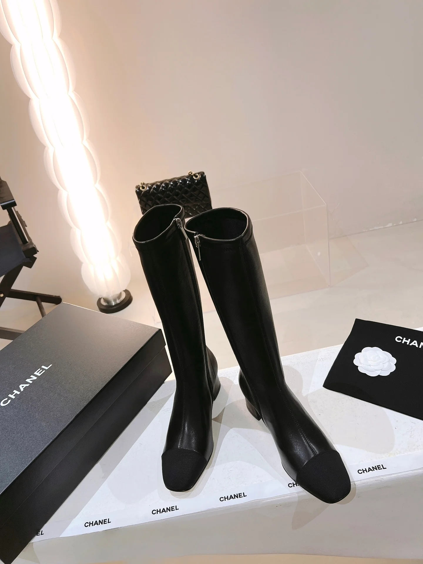 Новинка сезона осень/зима 2022 от Chanel - высокие сапоги из черной замши.