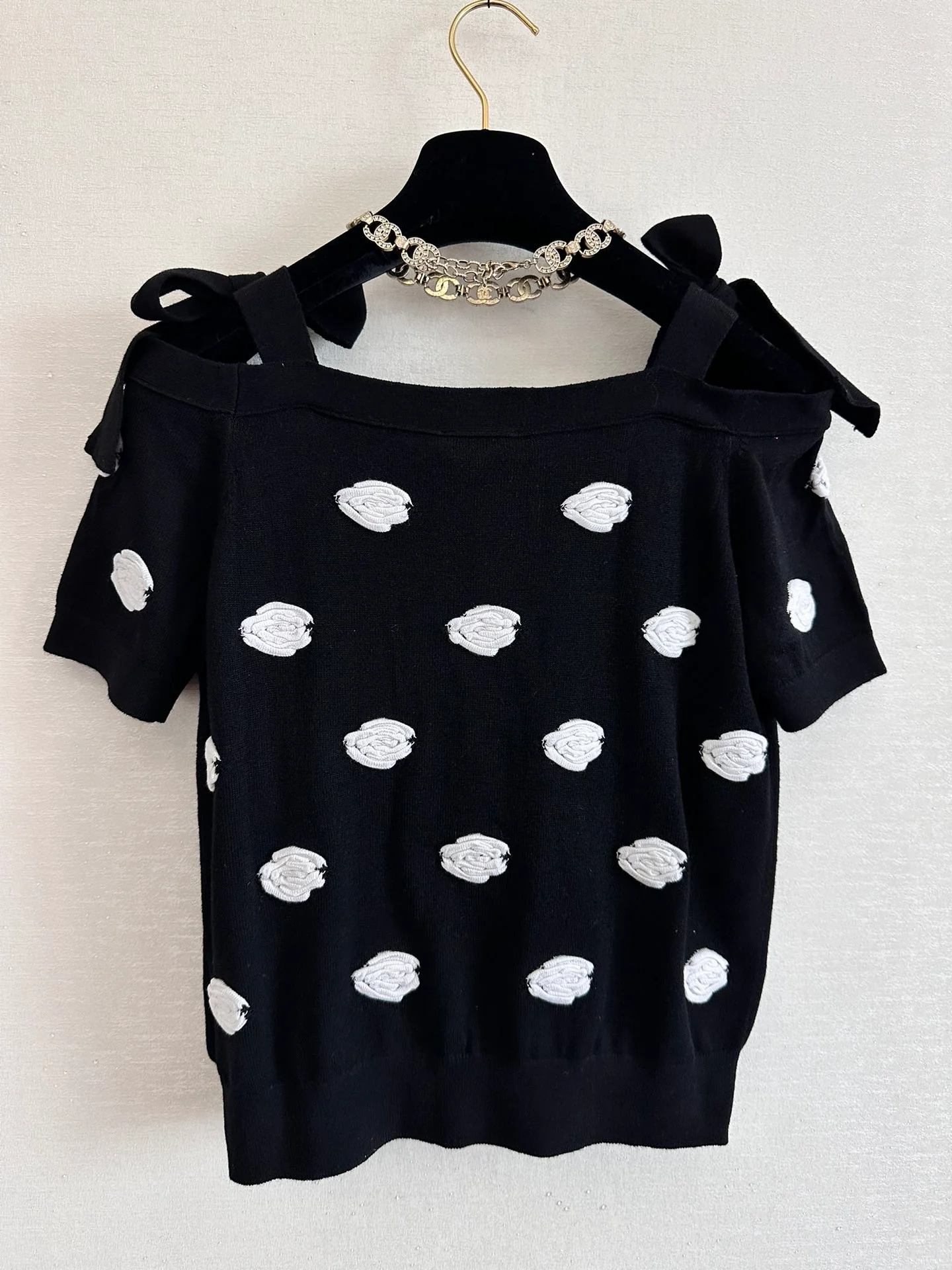 Chanel 2403 - Футболка с коротким рукавом и открытыми плечами ?Камелия? с галстуком