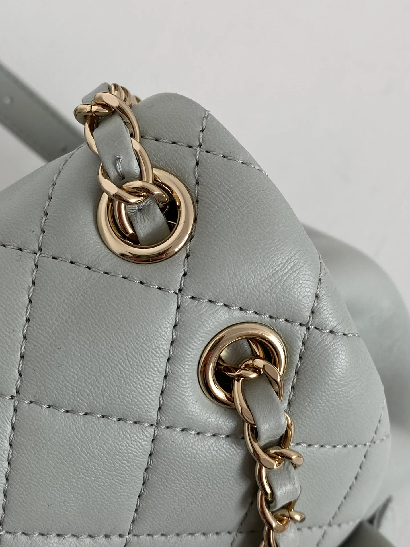 Новинка начала лета 2023 года от Chanel - Маленький рюкзак Duma - Серо-голубой