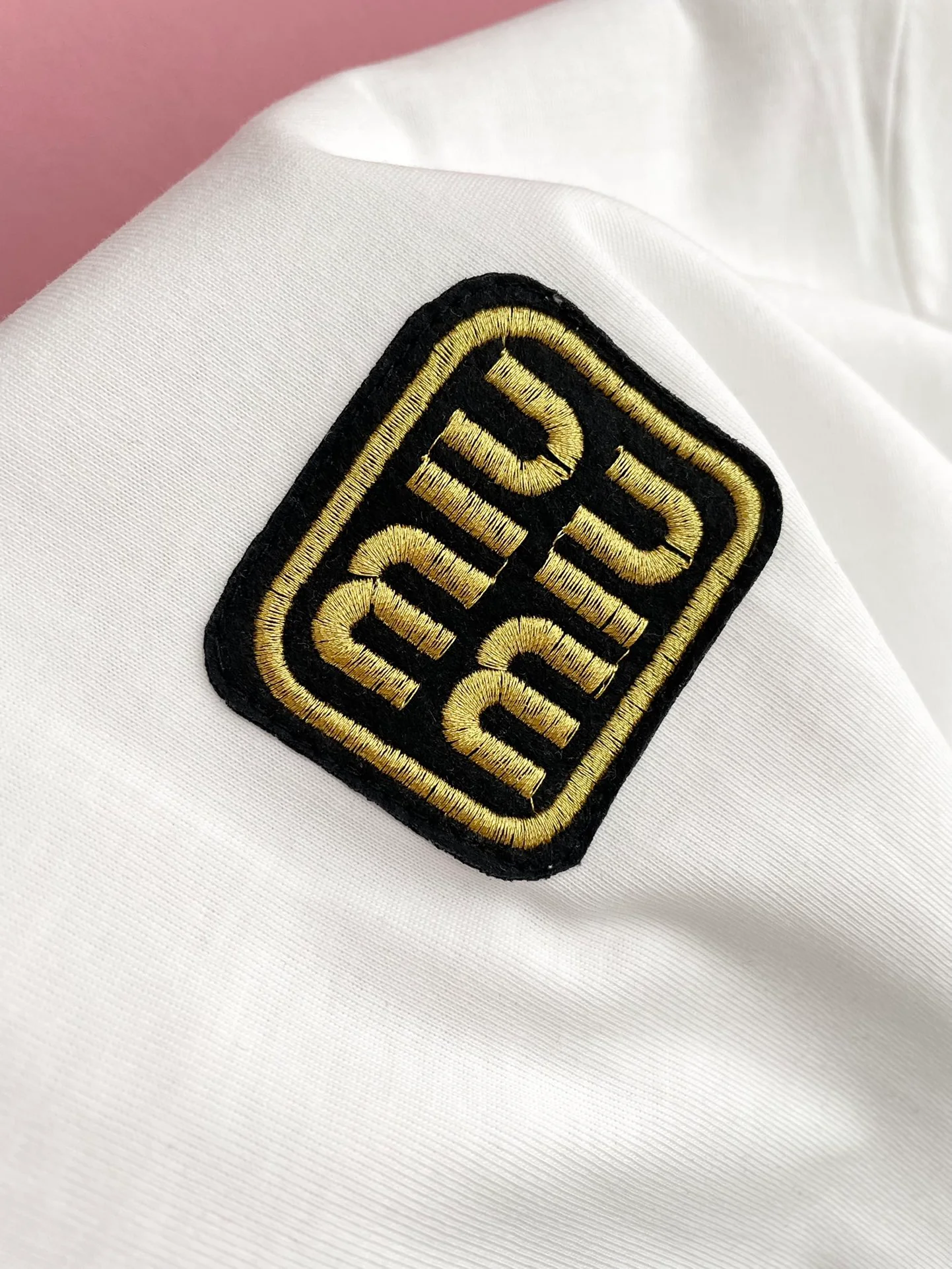 Футболка Miu Miu 2404 с вышитыми буквами и аппликацией, с коротким рукавом, белая.