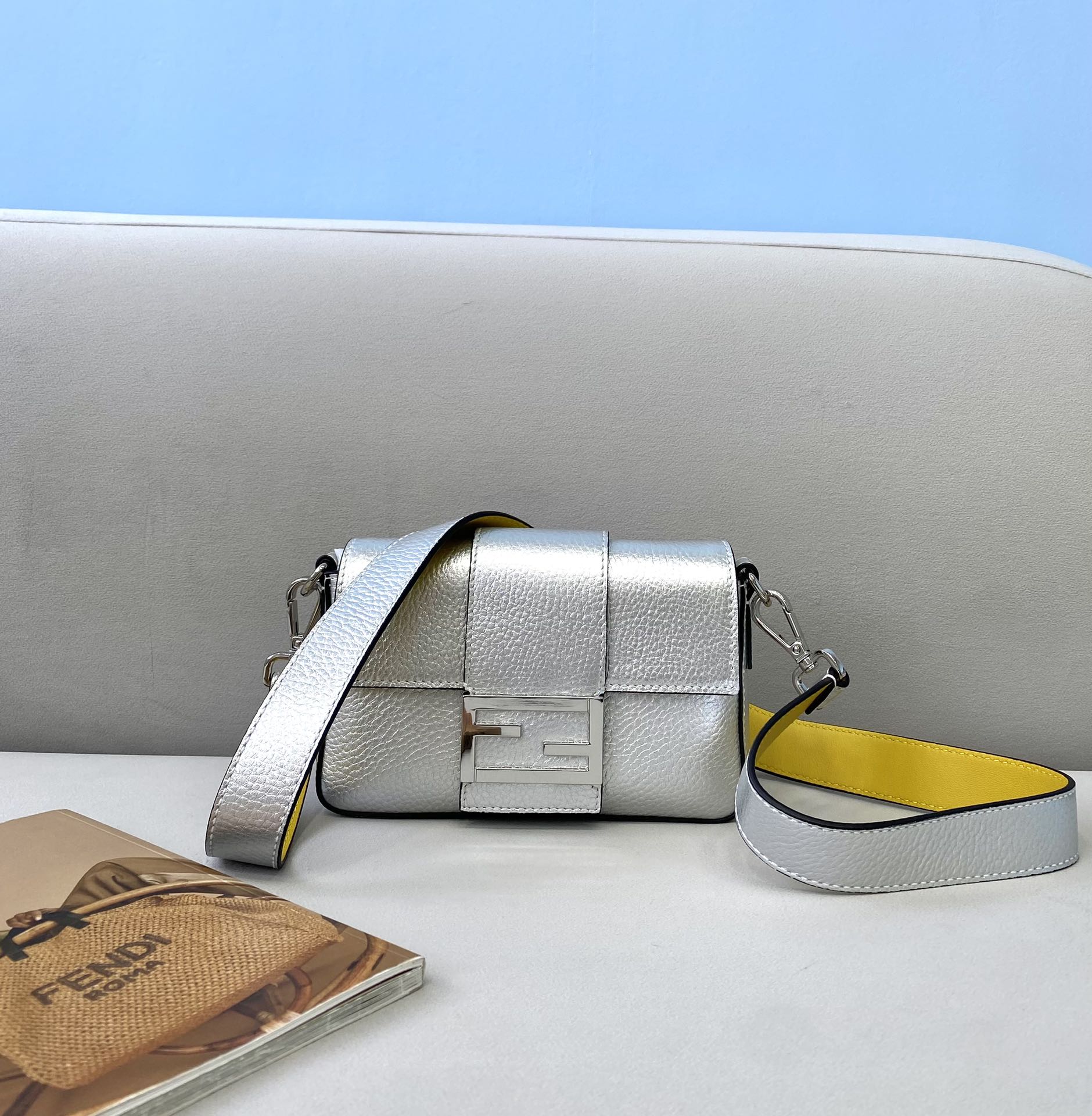 Маленькая кожаная сумка Fendi Baguette серебристого цвета - 1