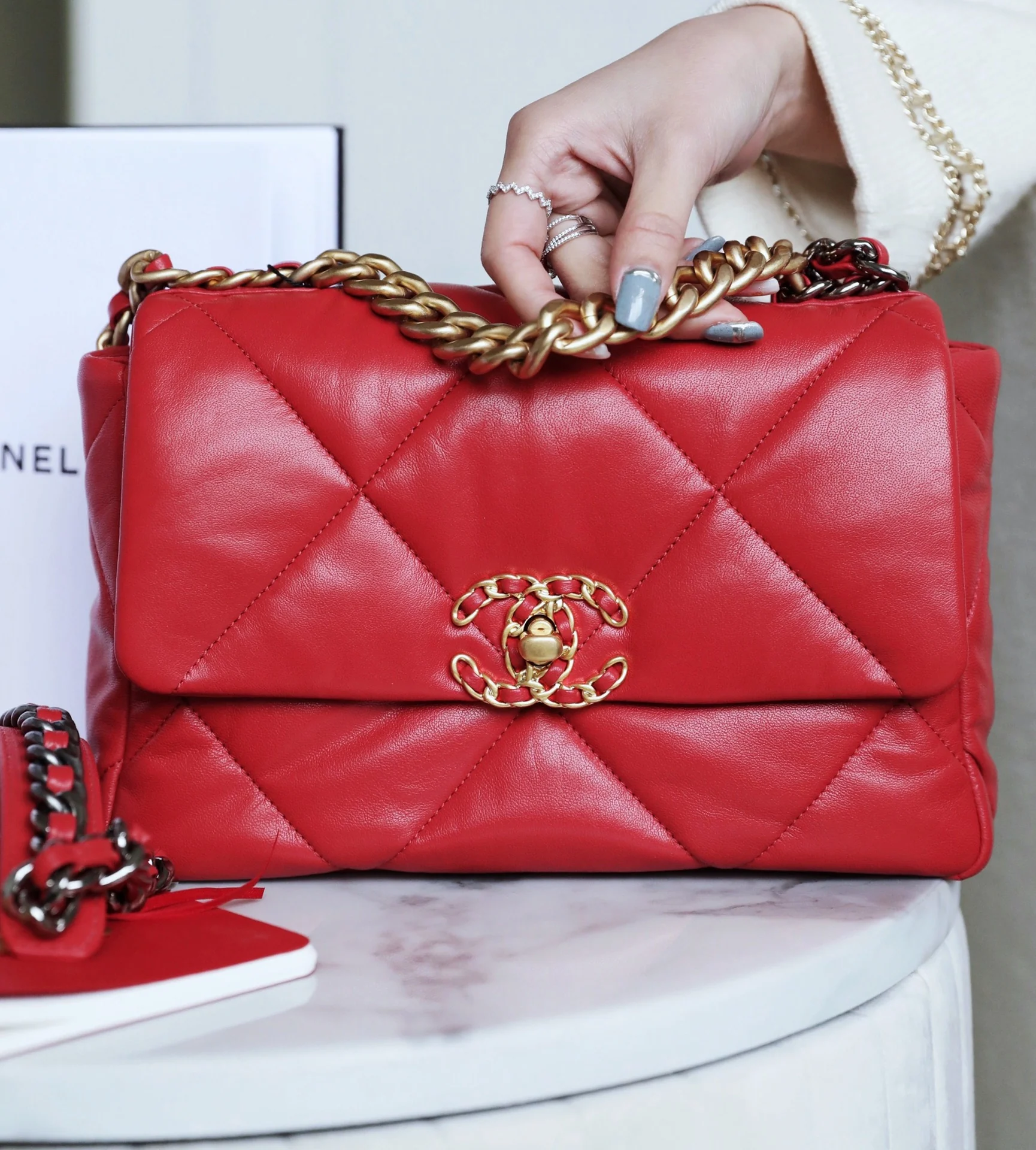 Сумка Chanel 19 - маленькая, красная.