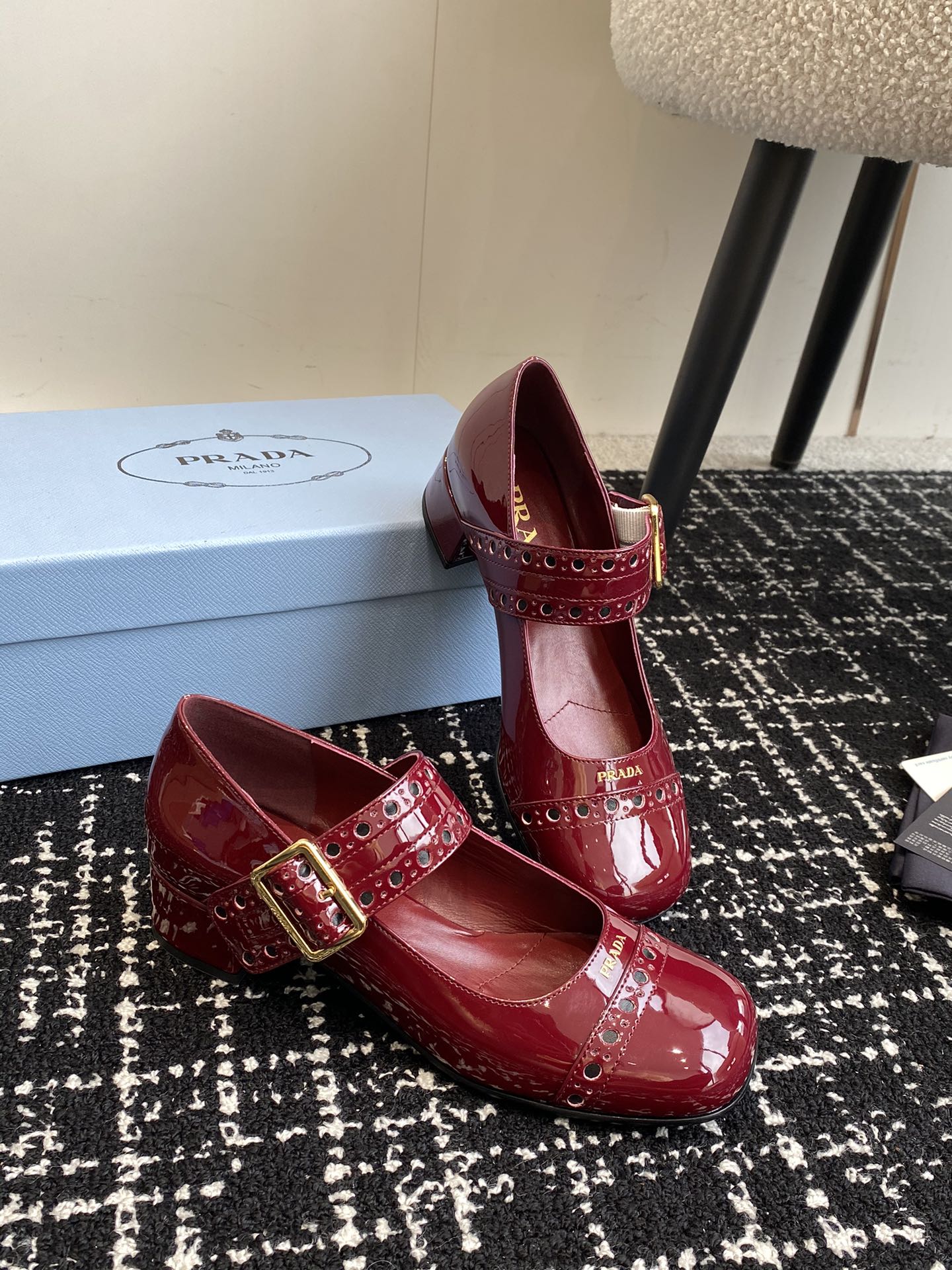 Туфли-мэри-джейн Prada 2024 в стиле ретро - красные