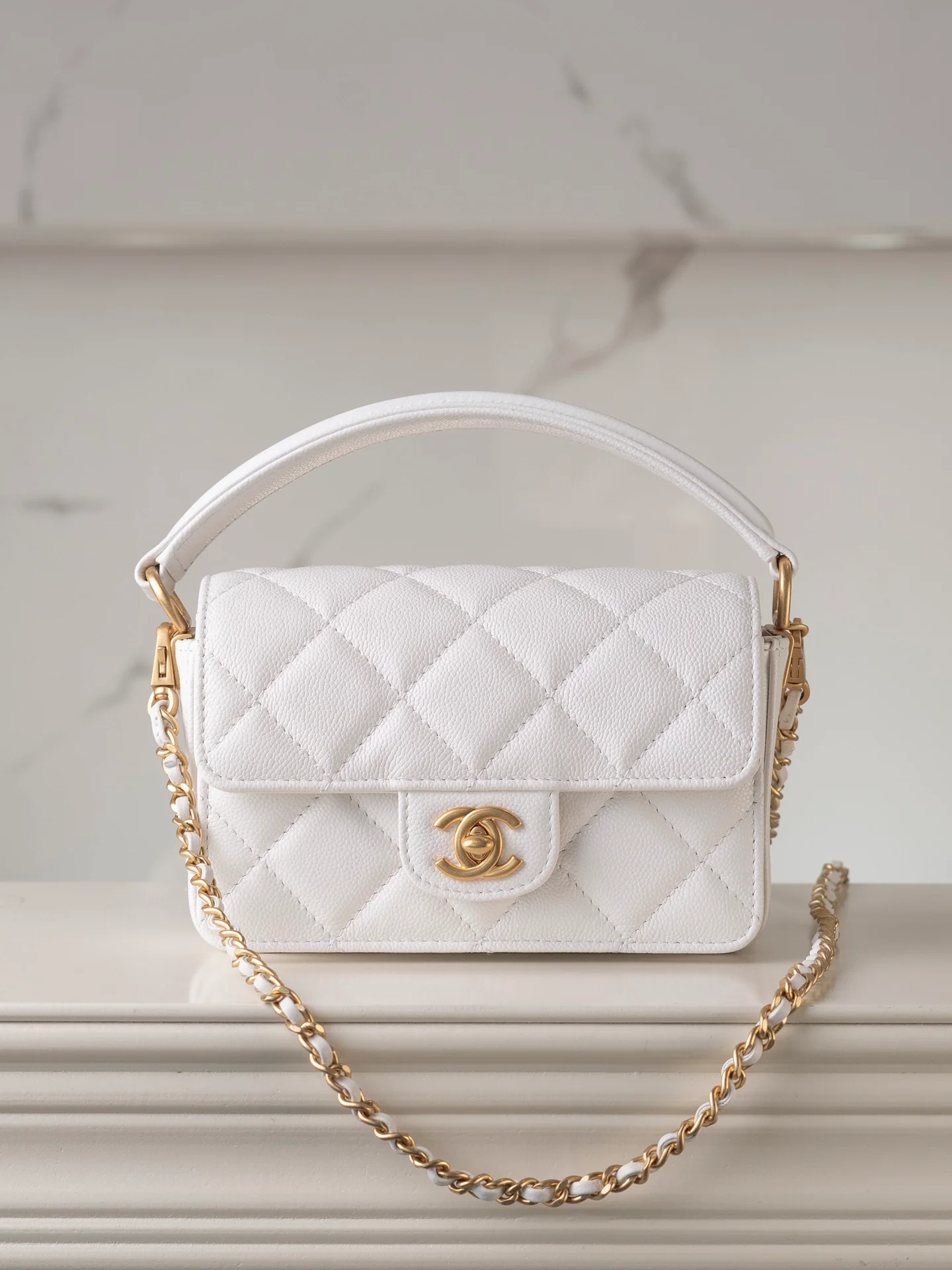 Мини-сумочка Chanel с ручкой и клапаном, белая.