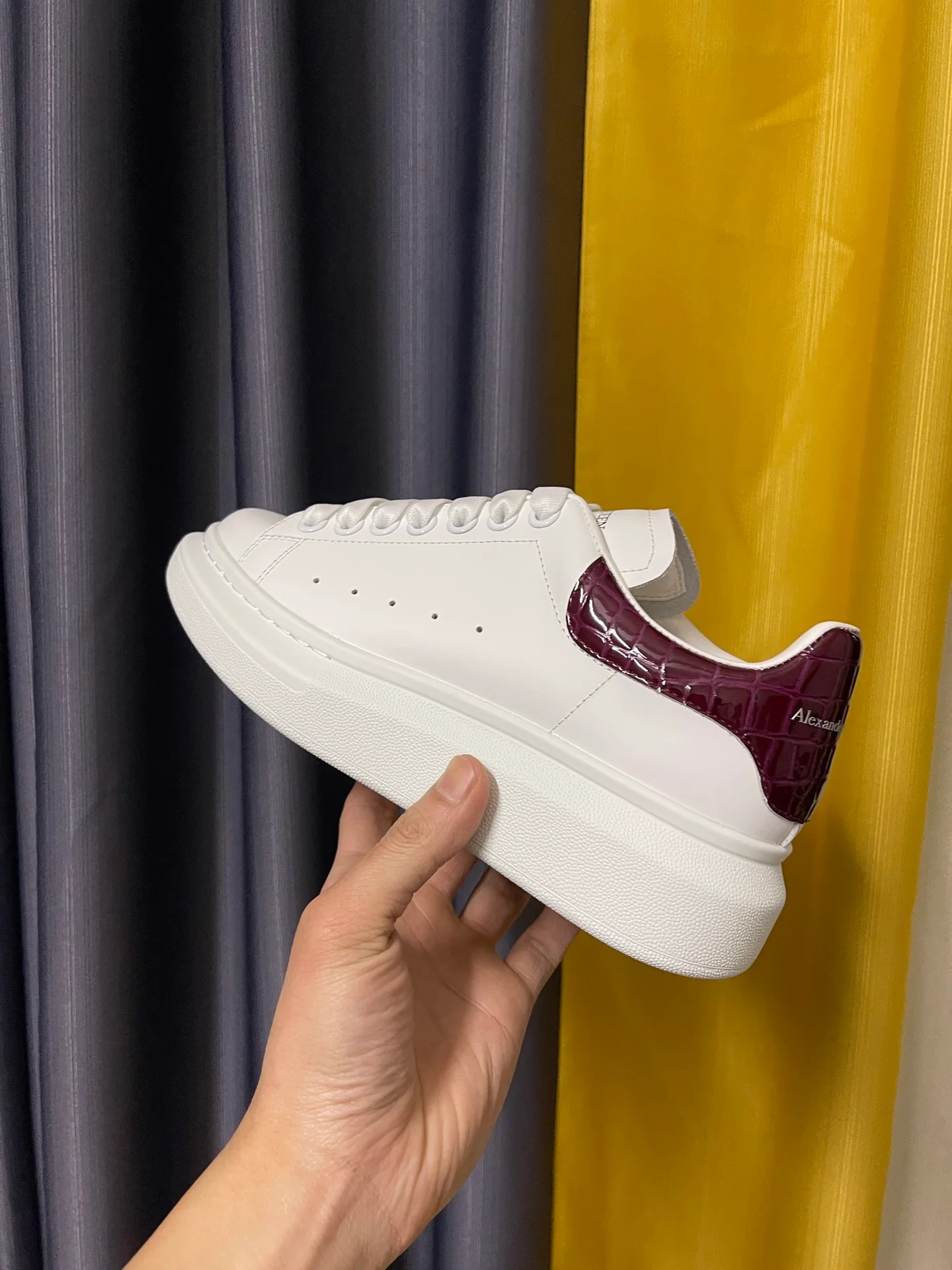 Классические белые кроссовки McQueen - унисекс - фиолетово-красная лакированная кожа, каблук с текстурой под камень.