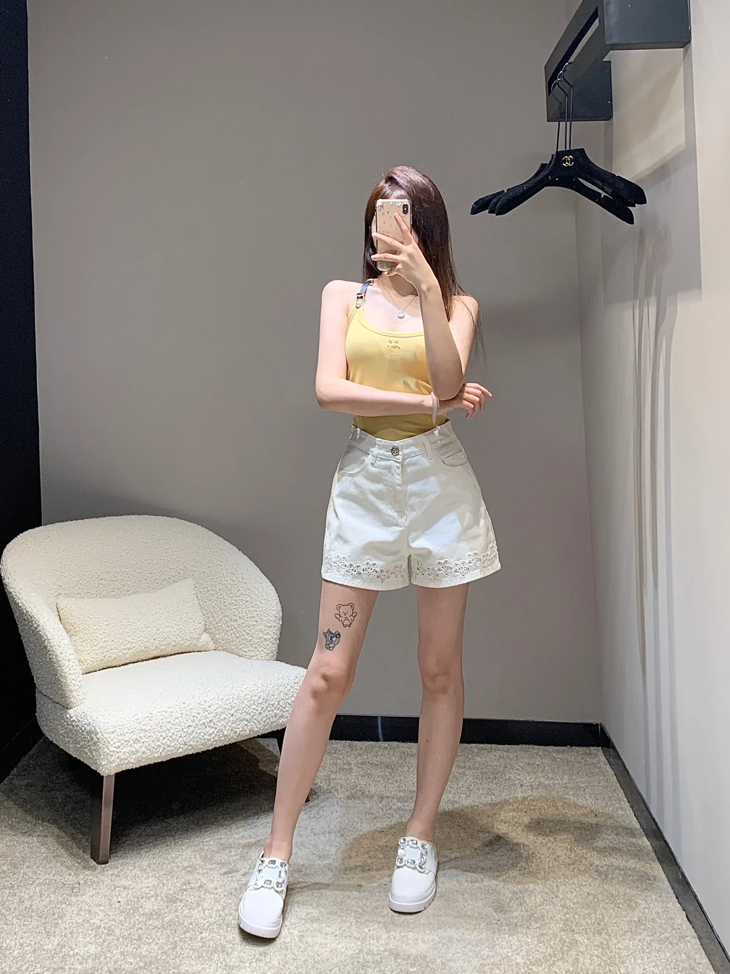 Джинсовые шорты Chanel 2404 с вышитым логотипом в виде камелии, белые.