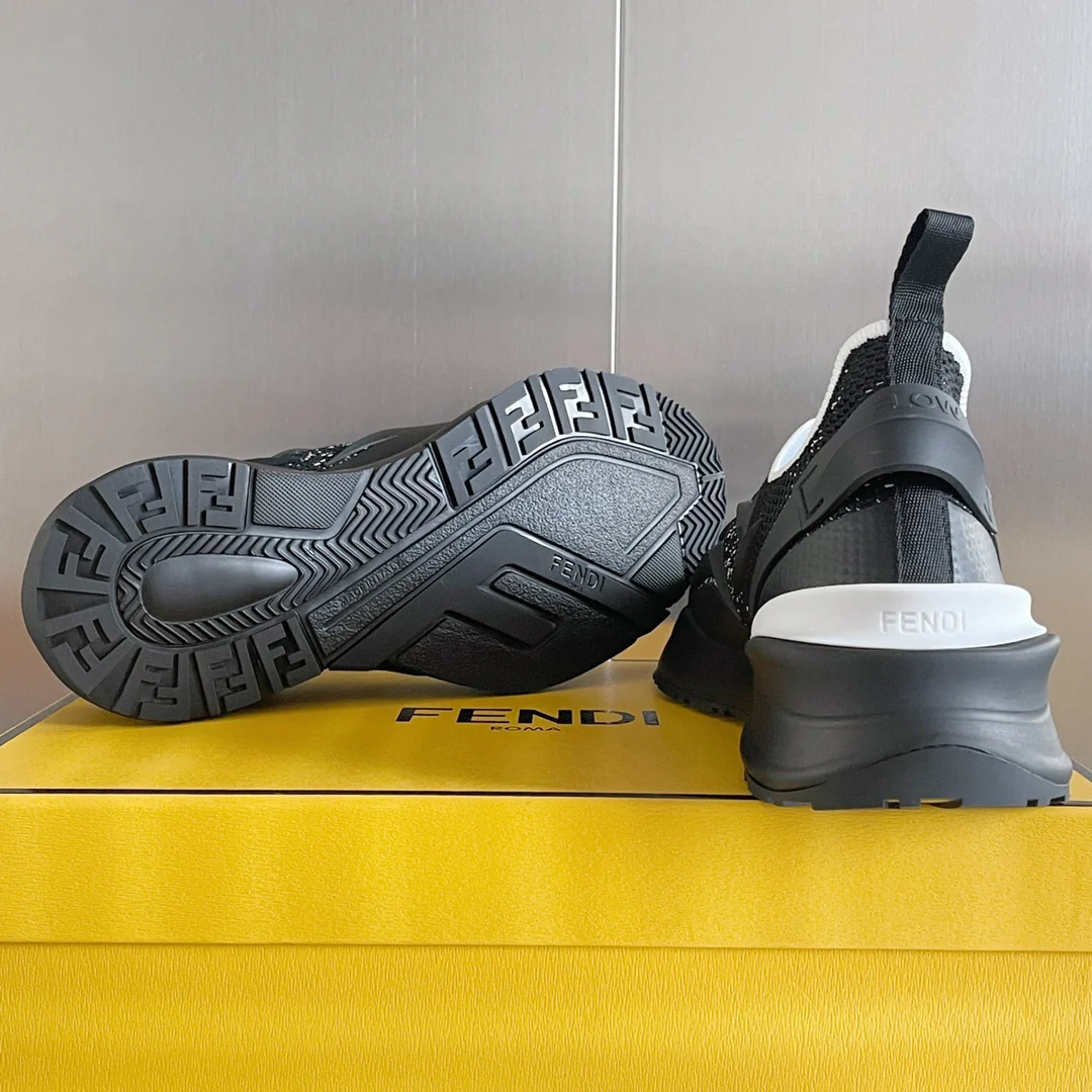 Новинка 2023 года от Fendi - кроссовки Flow Series Flyknit - черно-серебристые.