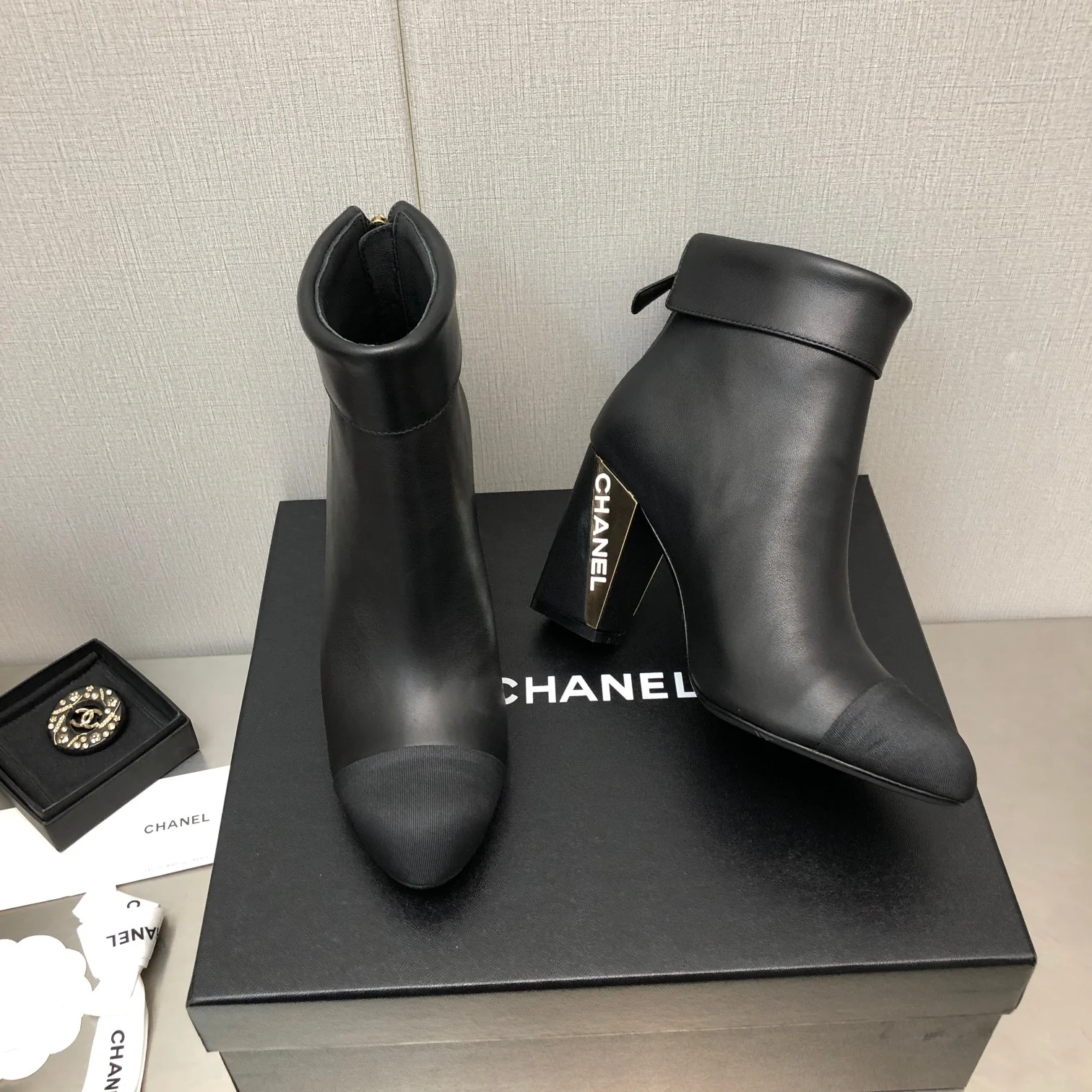 Новинка сезона осень/зима 2022 от Chanel - Ботильоны на высоком каблуке - Черные