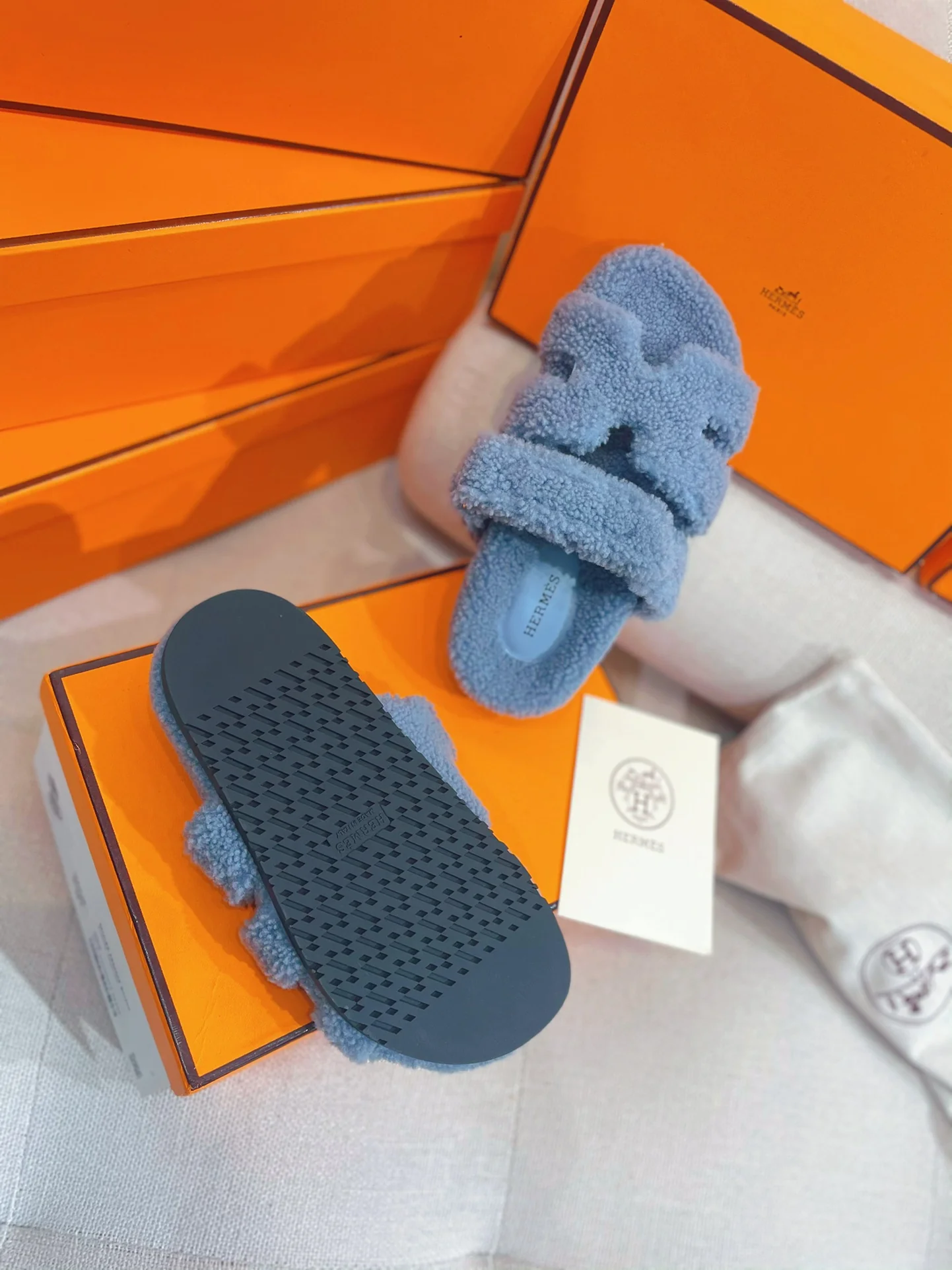 Новинка осенне-зимней коллекции Hermes 2022 — Домашние тапочки из овечьей шерсти и кожи в стиле пэчворк — Туманно-голубой.