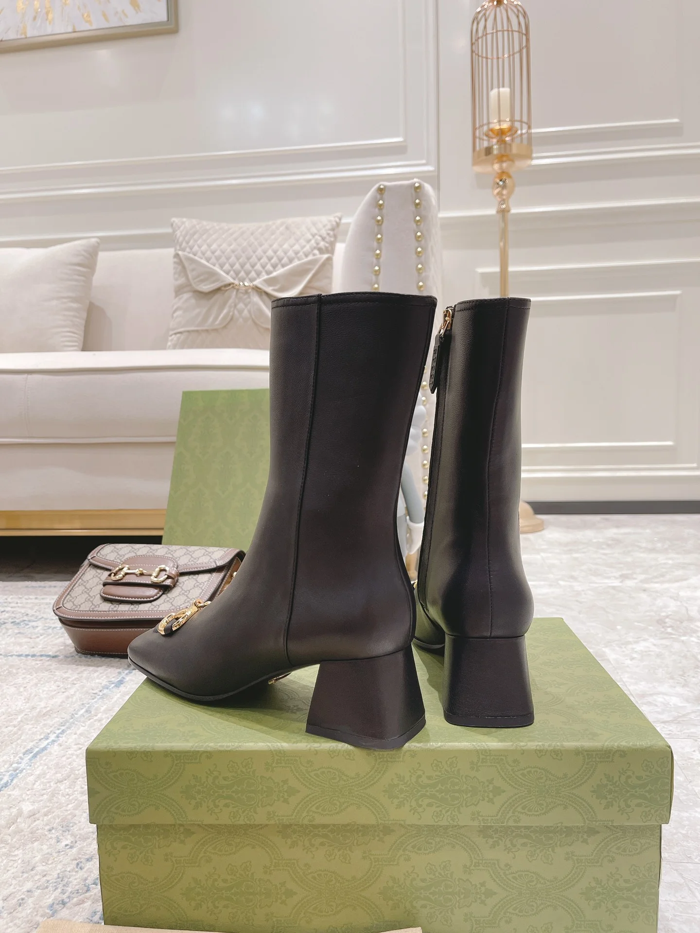 Новинка сезона осень/зима 2022 от Gucci — высокие сапоги на массивном каблуке в стиле ретро.