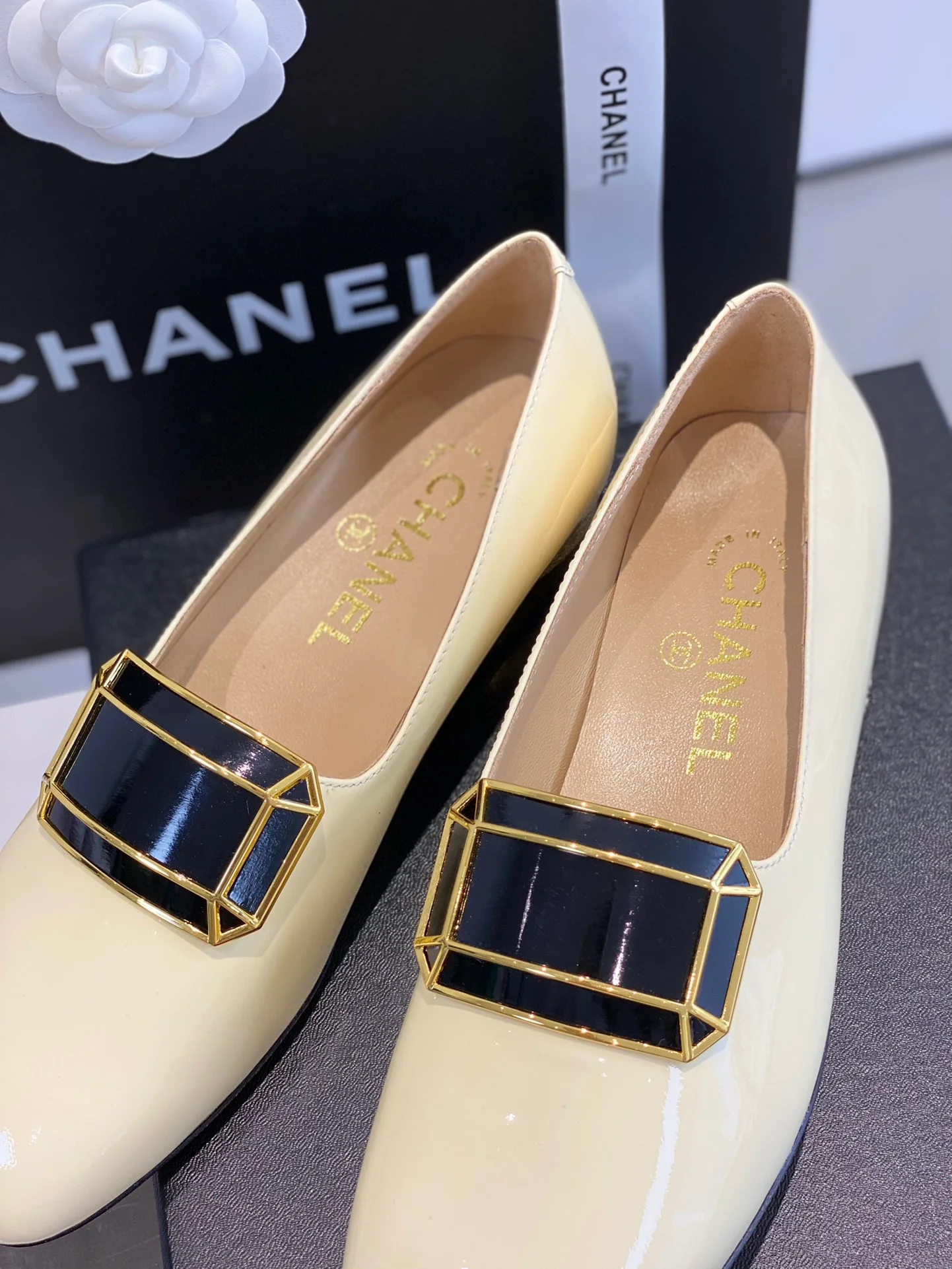 Chanel - Лоферы с пряжкой, украшенной драгоценными камнями