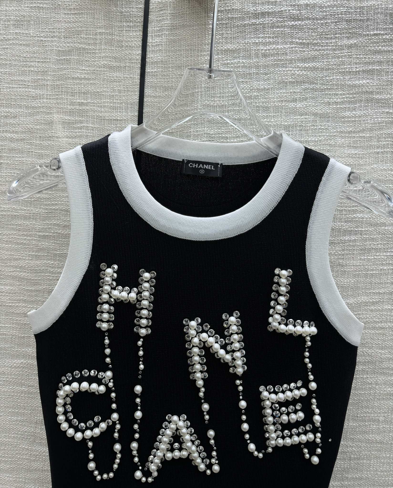 Вязаный жилет Chanel 2403 с бисерным логотипом - черный