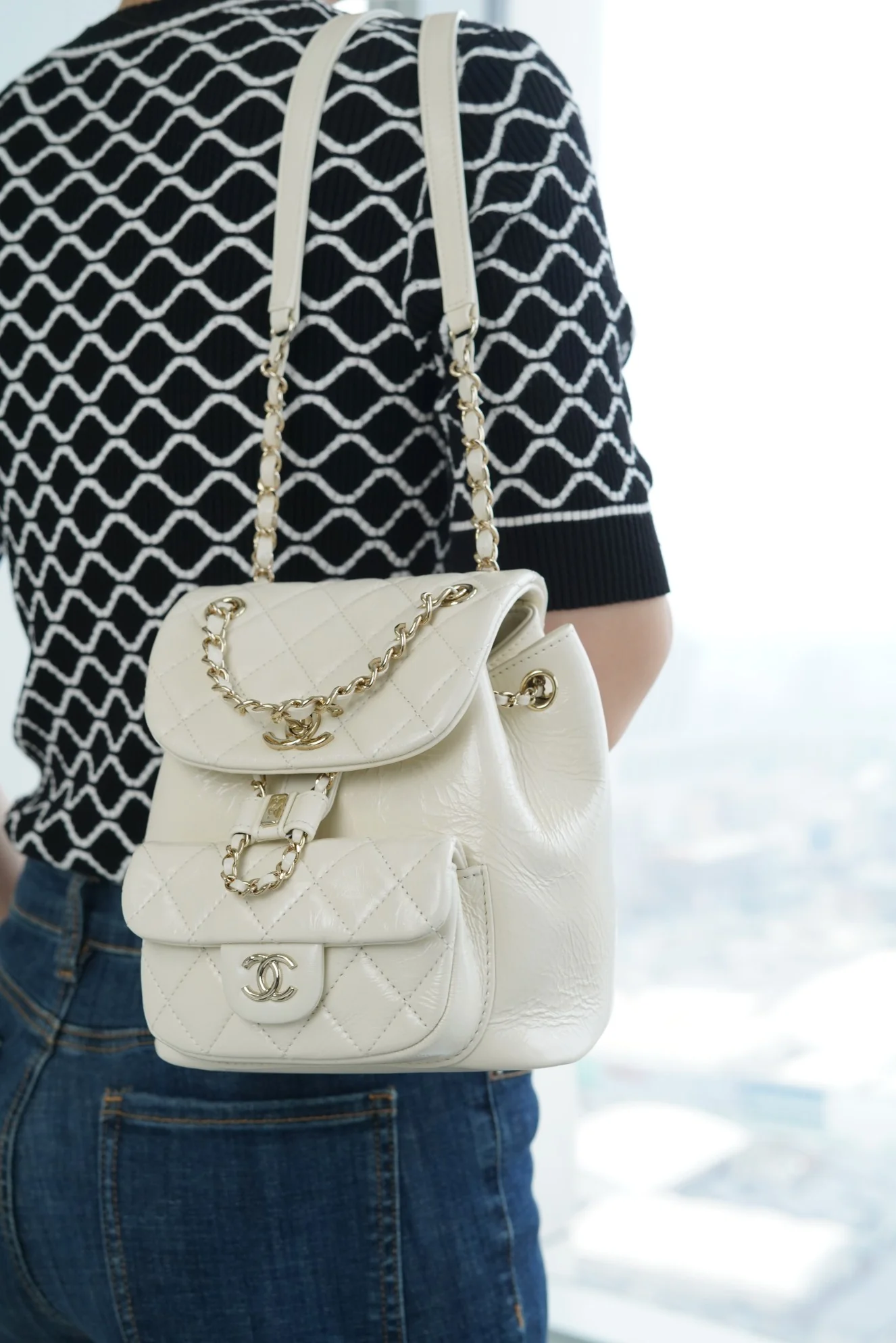 Рюкзак Chanel — белый, из вощеной кожи.