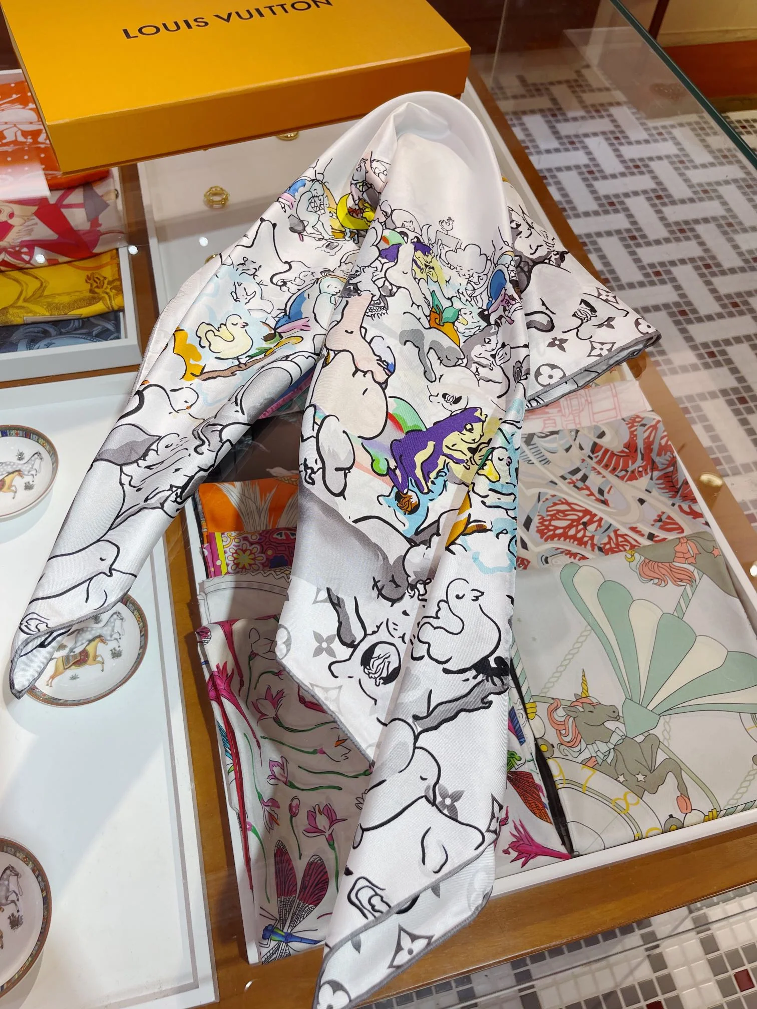 LV - Шелковый шарф коллекционного издания