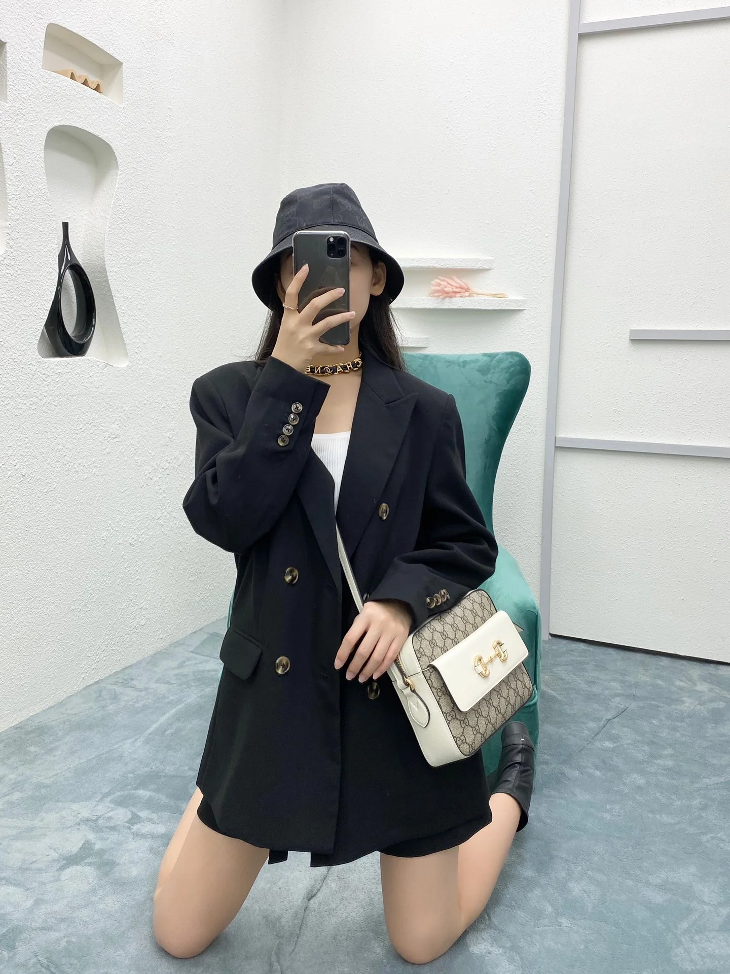 Сумка для фотоаппарата Gucci 1955 с пряжкой в ??виде подковы - 2 шт.