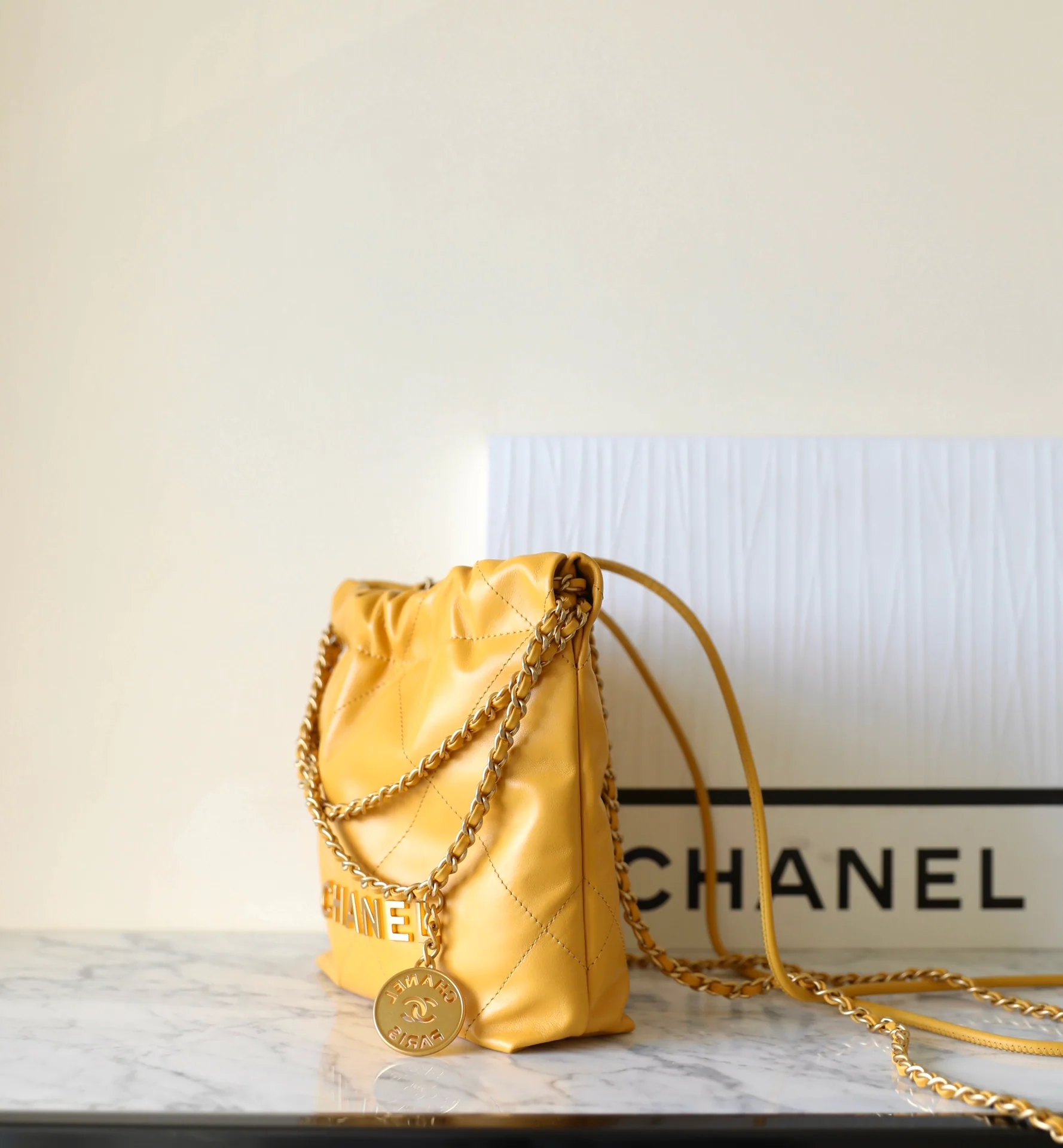Мини-сумочка Chanel 22, кремово-желтая