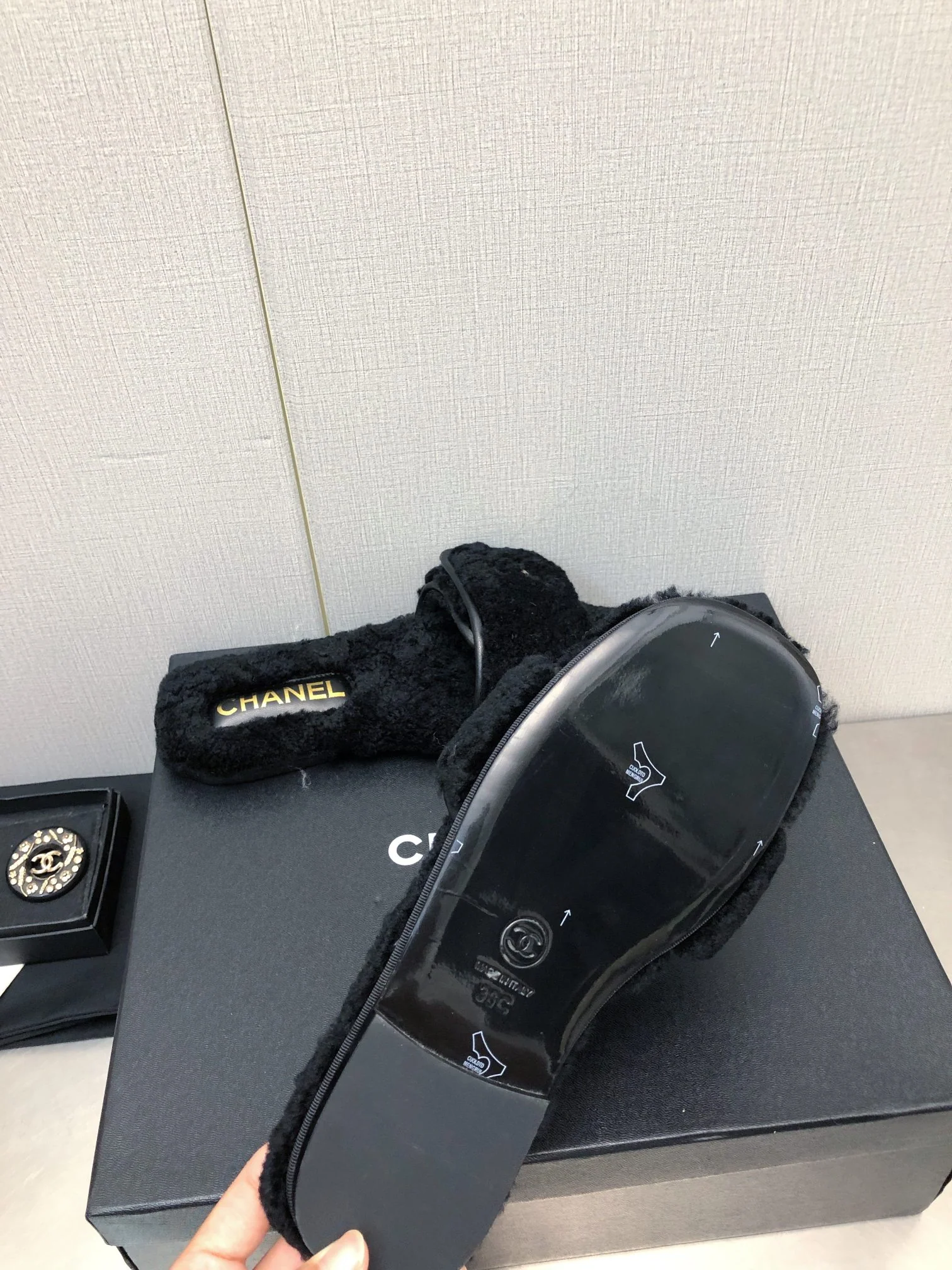 Chanel - Меховые тапочки с двойной буквой С - Черные