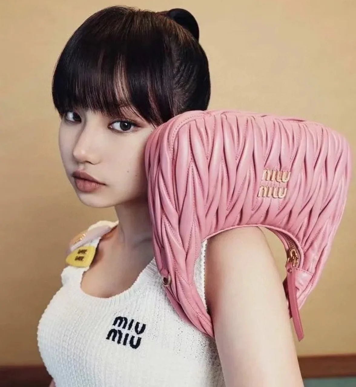 Сумка Miu Miu Wander — подборка фотографий, демонстрирующих людей, носящих её.