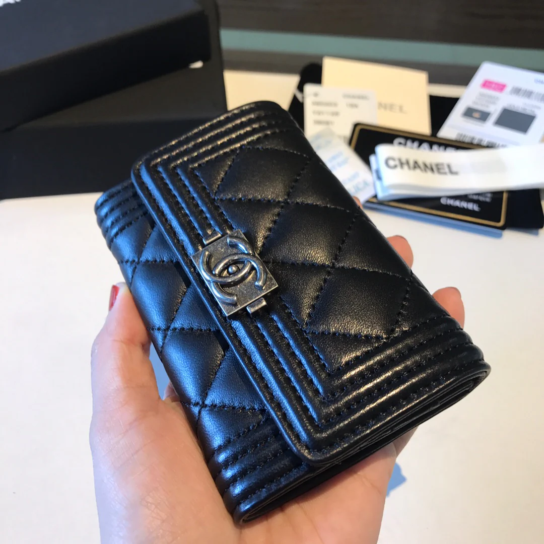 Кардхолдер Chanel Le Boy из овечьей кожи с винтажной серебряной пряжкой.