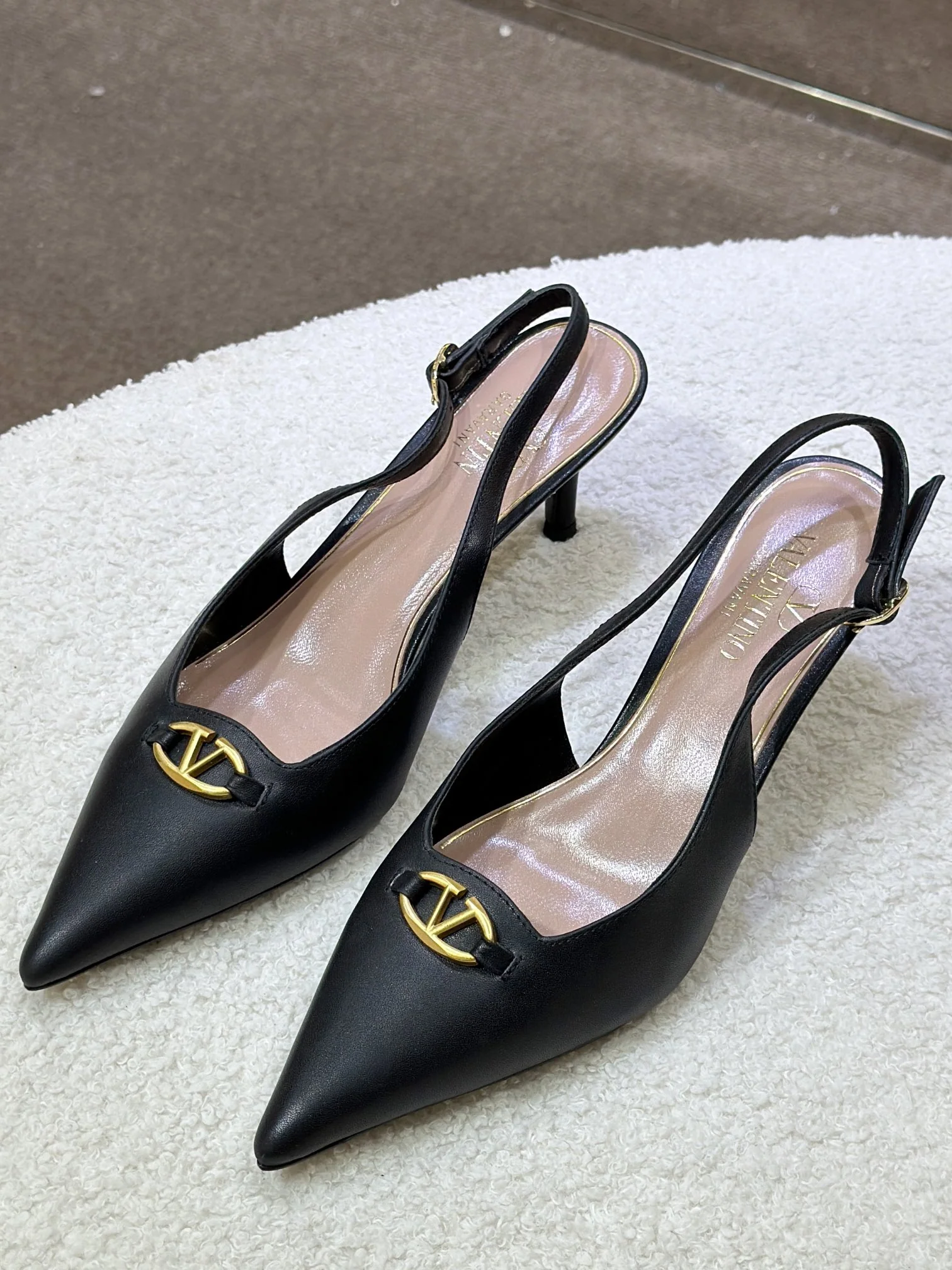 Босоножки на высоком каблуке Valentino 2024 с логотипом и пряжкой - черные