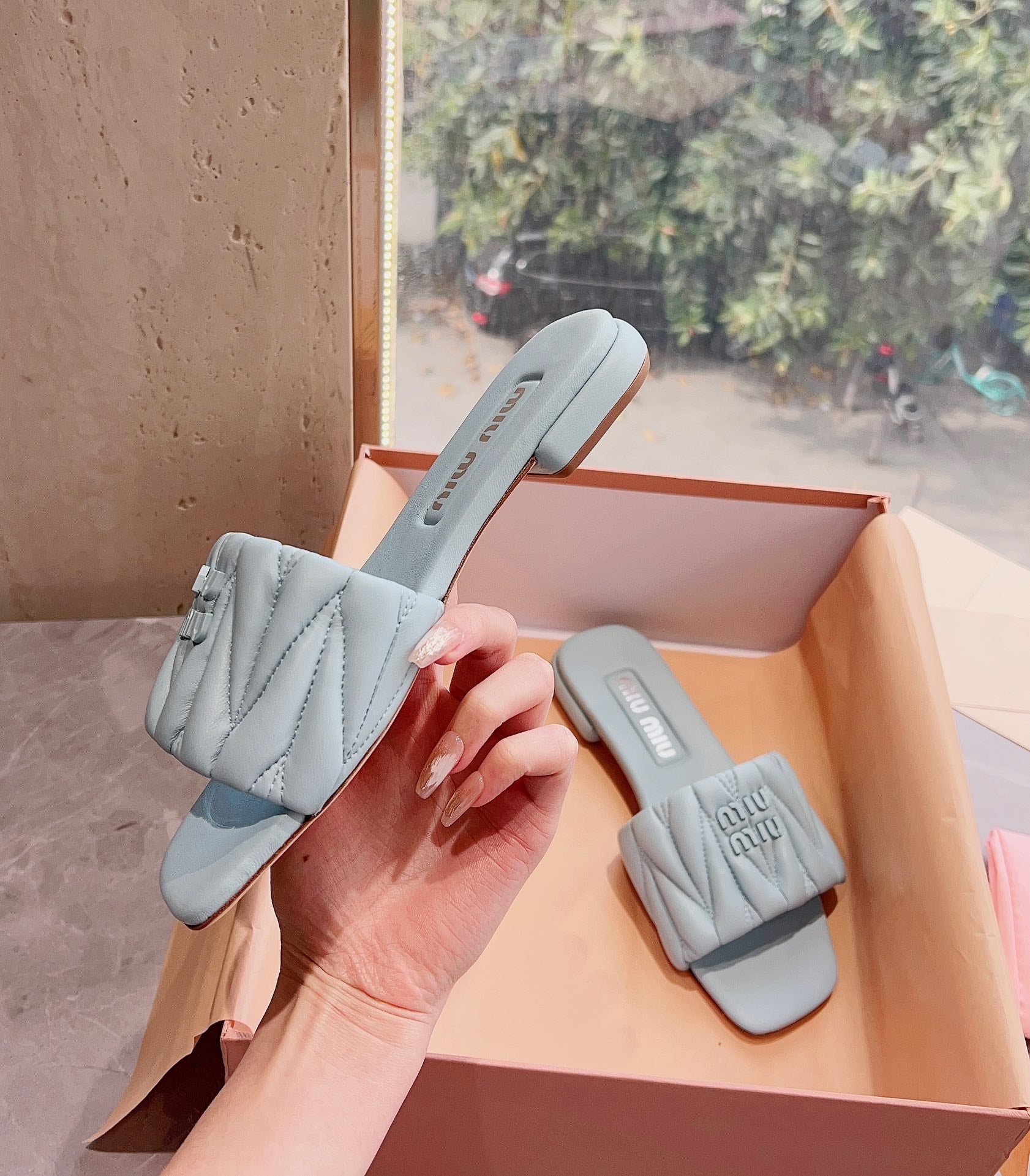 Новинка сезона весна/лето 2023 от Miu Miu - плоские тапочки из овечьей кожи - светло-серые.