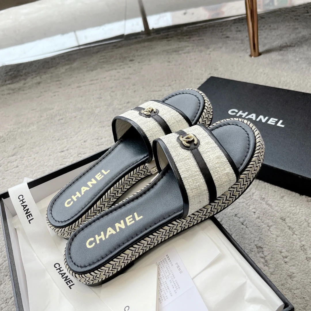 Новинка сезона весна/лето 2023 от Chanel - плетеные тапочки из веревки - черные.