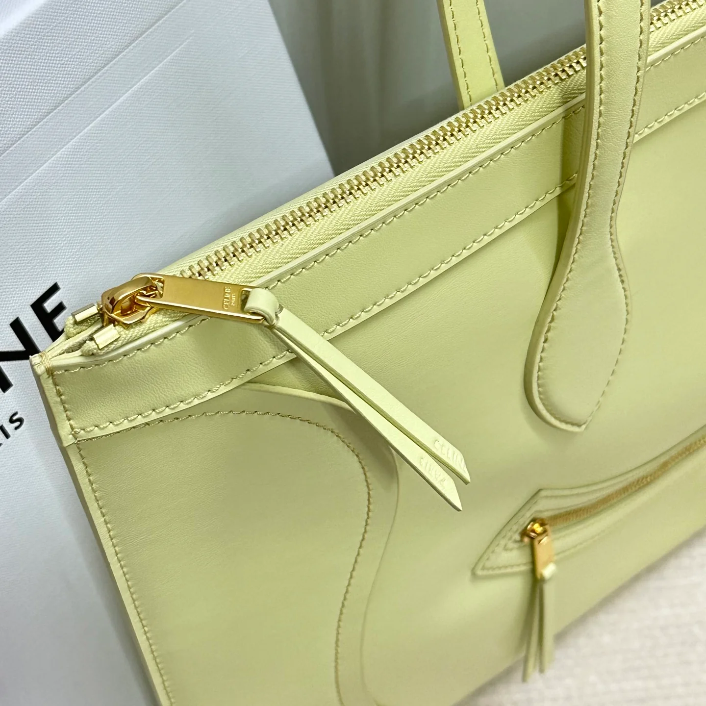 Новинка сезона весна/лето 2026 от Celine - Сумка с изображением смайлика - Желтая