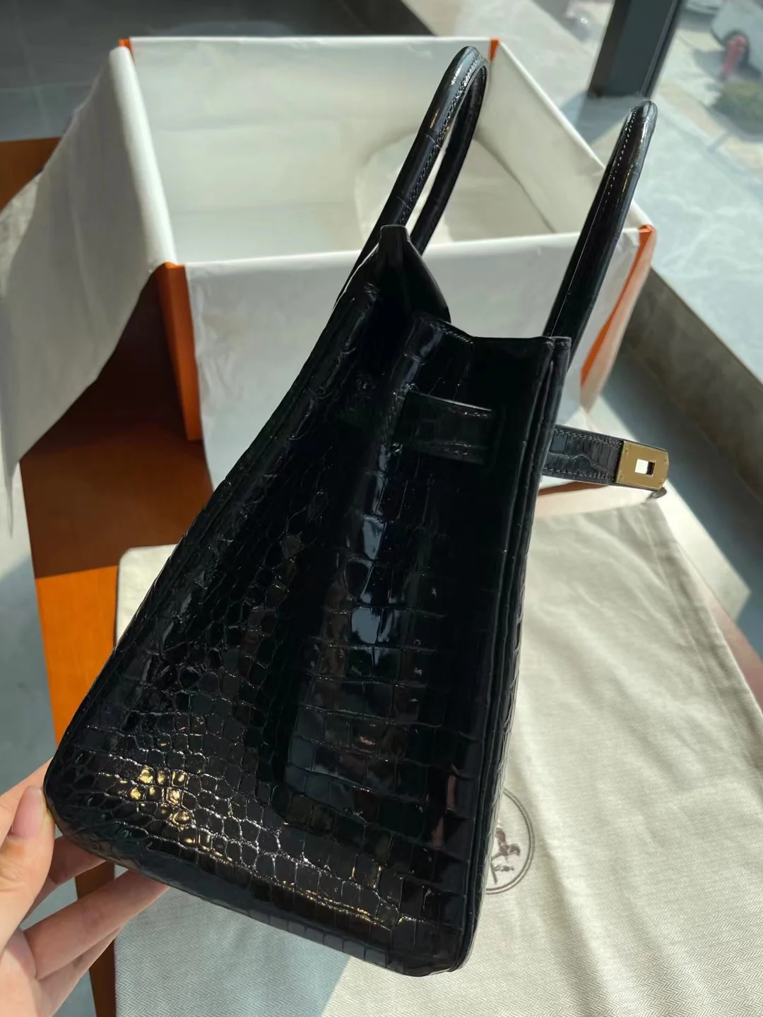 Сумка Hermes Birkin 30 из кожи аллигатора, черная, с золотой пряжкой.