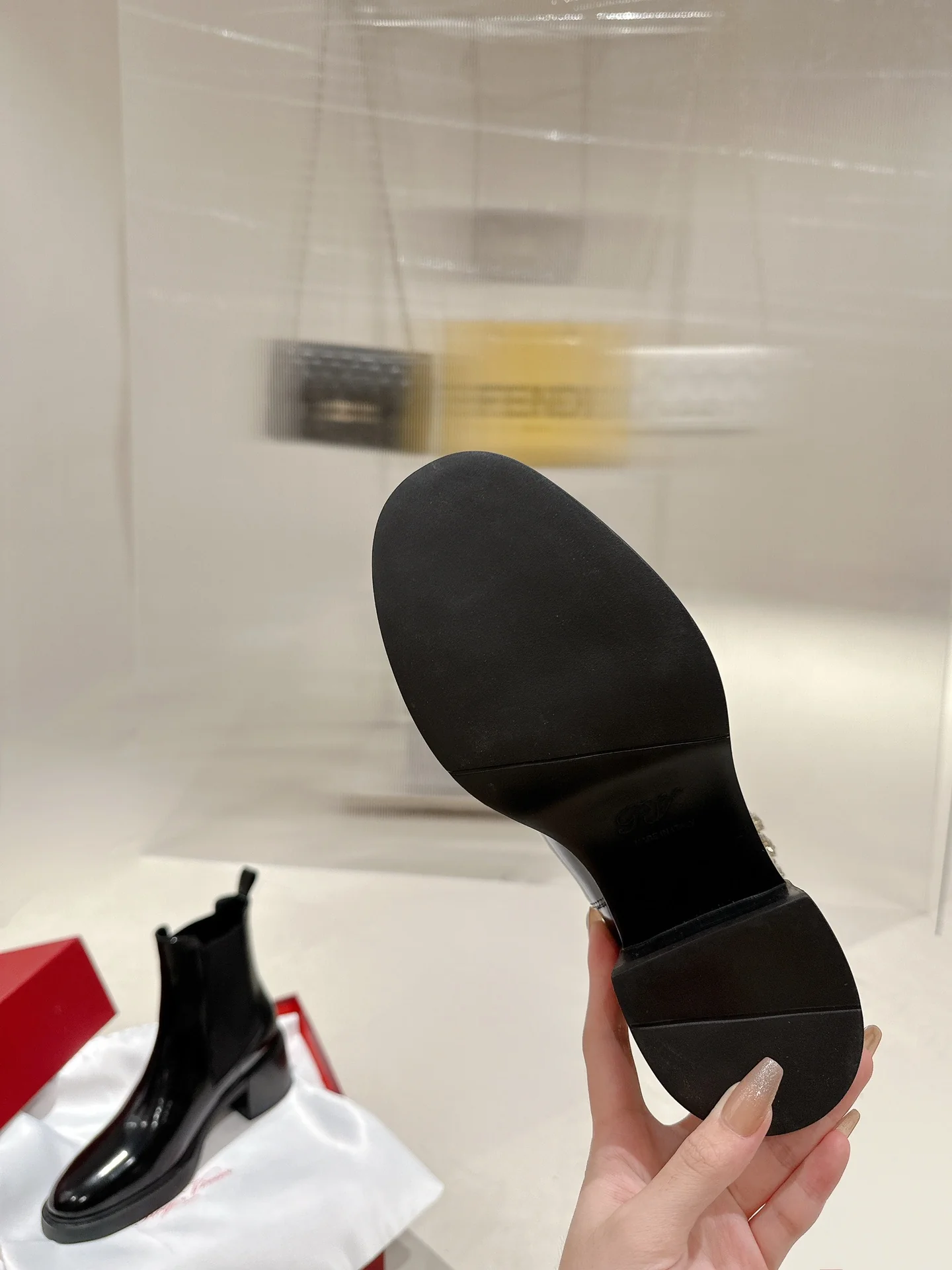 Ботильоны RV-2024 из лакированной кожи с бриллиантовой пряжкой - черные