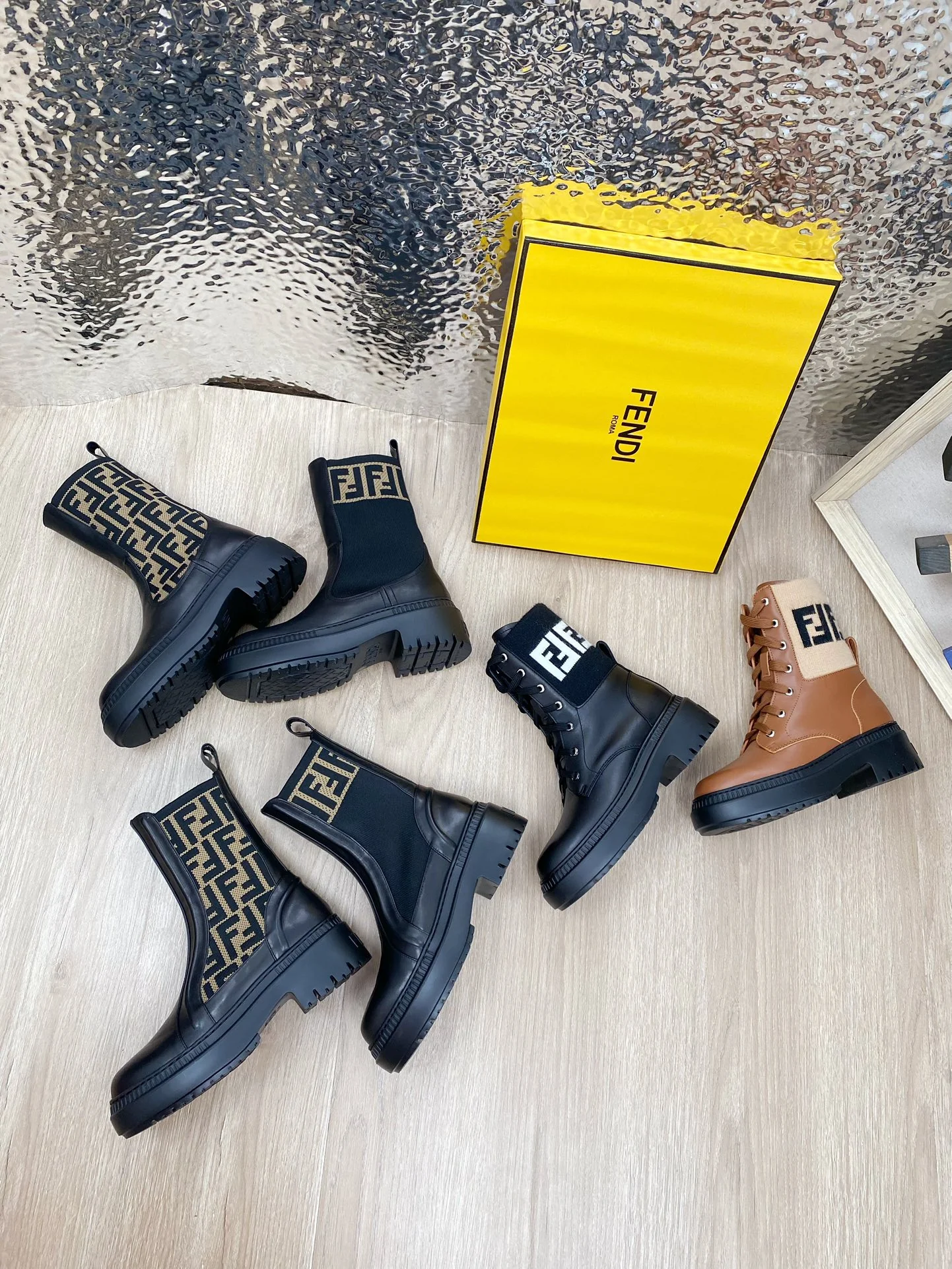 Новинка осени 2023 от Fendi — ботинки Dr. Martens средней высоты из канваса с монограммой.
