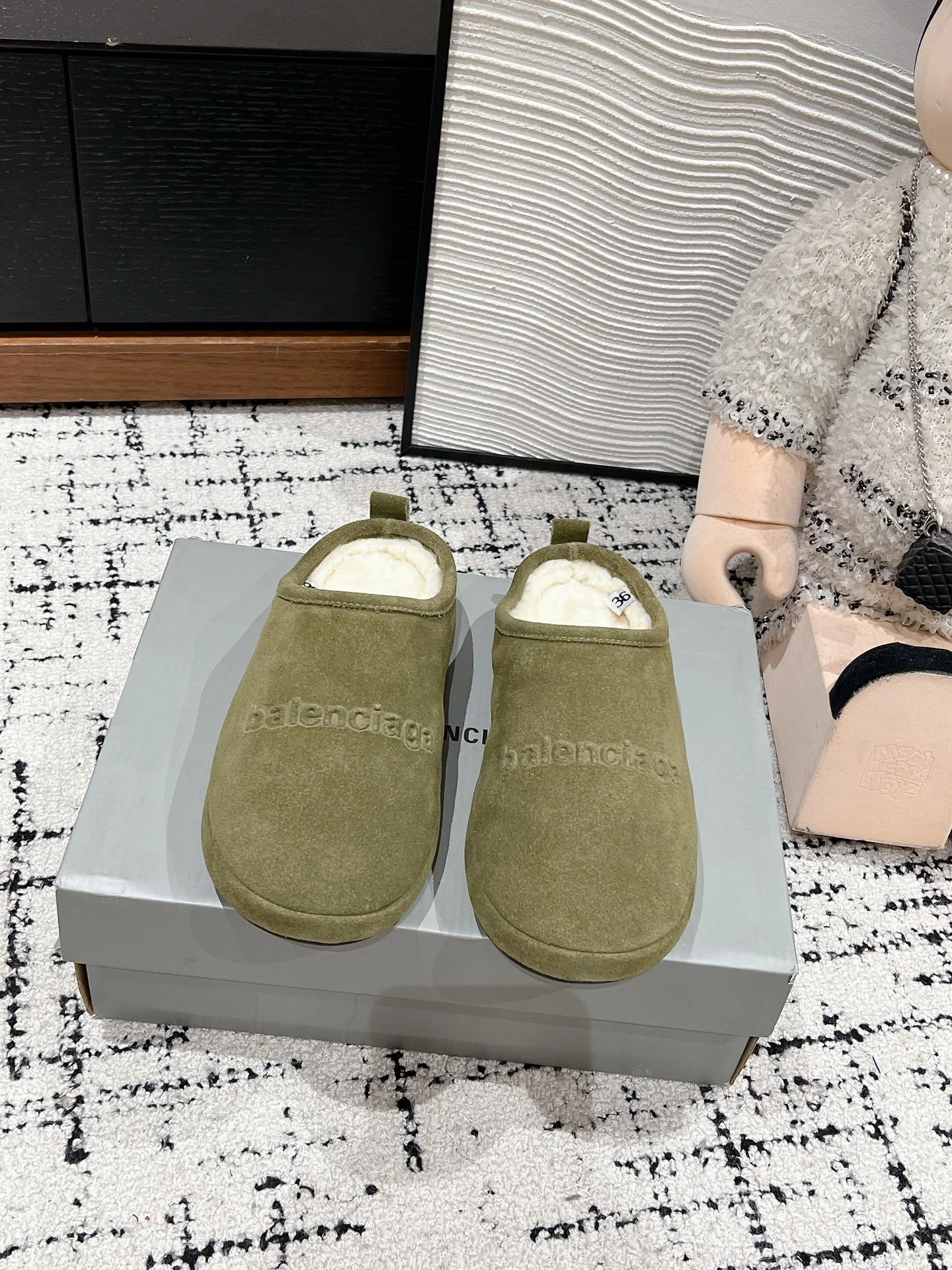 Меховые тапочки Balenciaga 2024 - зеленые