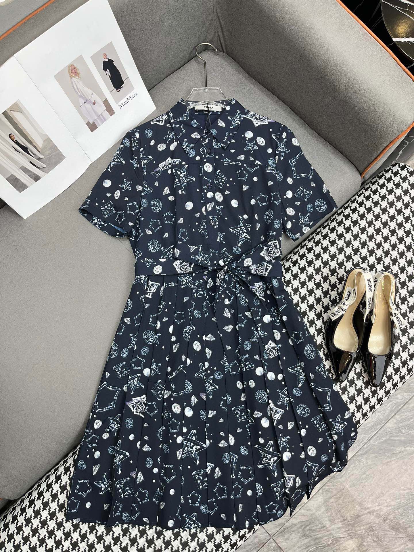 Fendi - 2403 - 24ss Весна/Лето Новое платье с принтом в виде рубашки и плиссированной юбкой