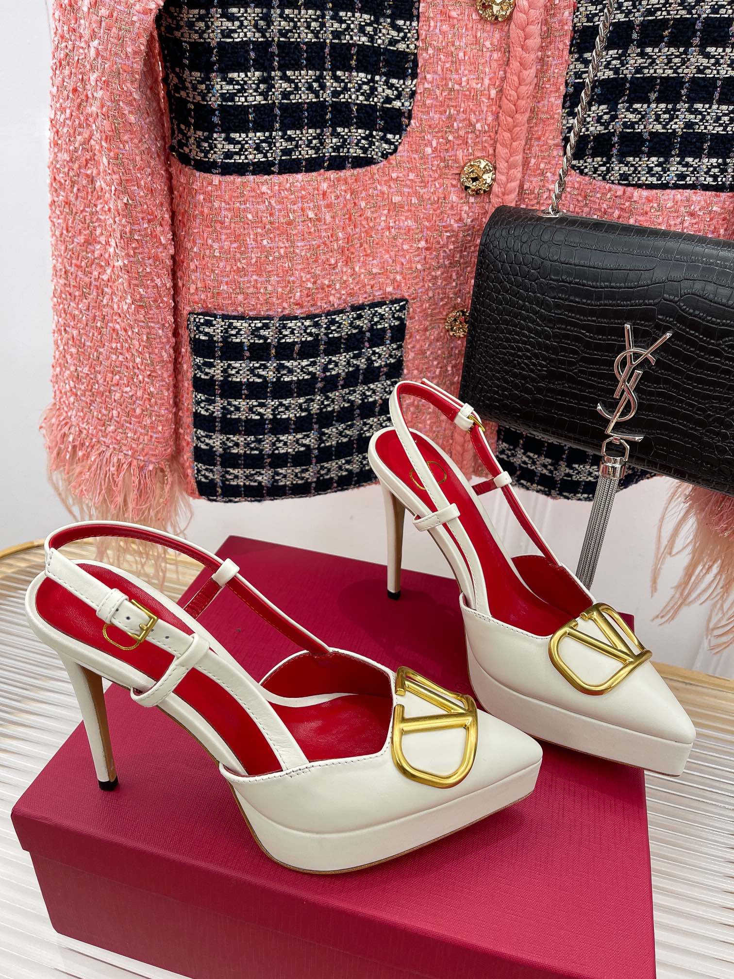 Новинка сезона весна/лето 2023 от Valentino - Босоножки на высоком каблуке с V-образным вырезом - 11 см - Белые