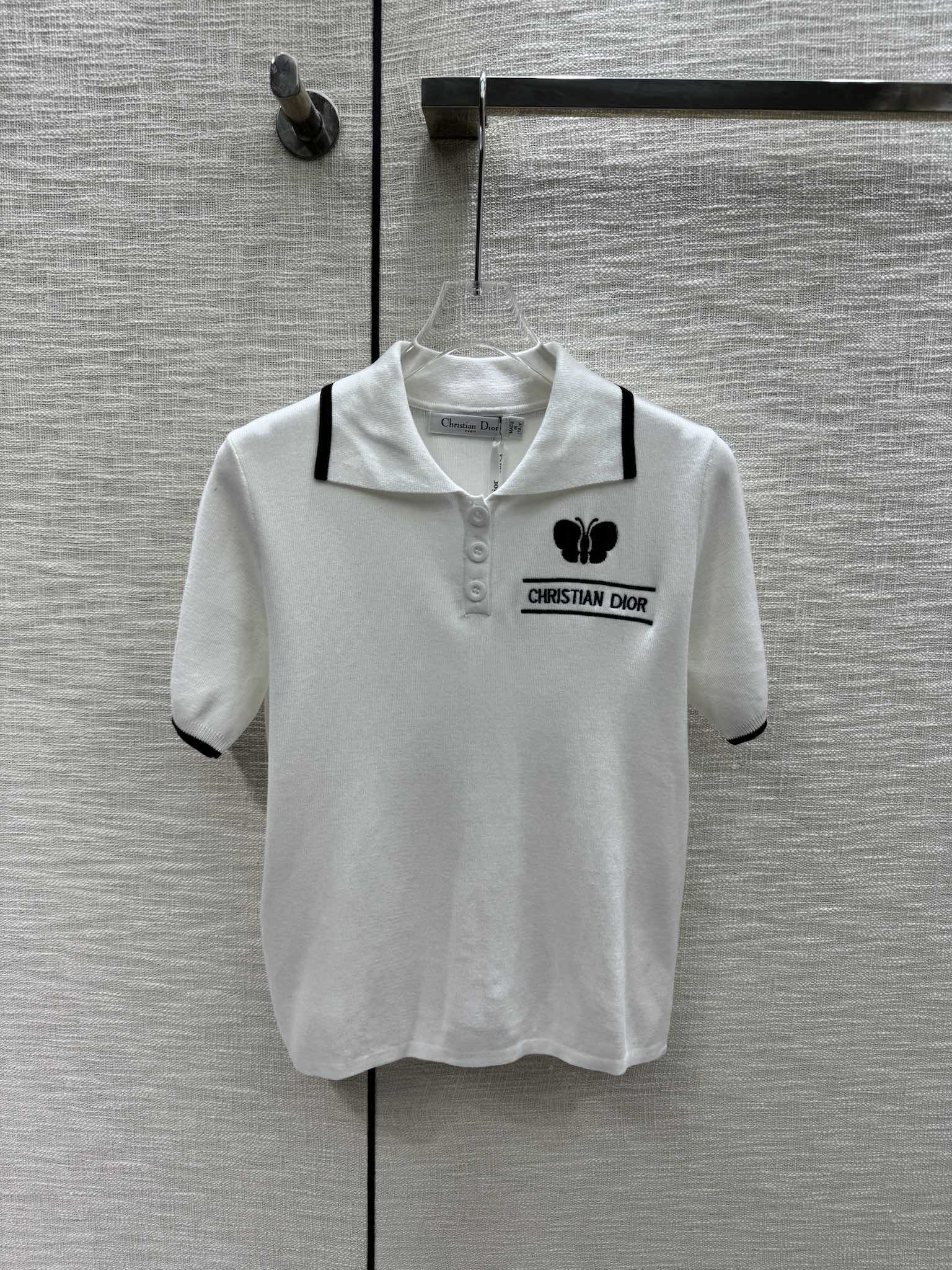 Dior - 2403-24 Ранняя весна. Новая коллекция ?Бабочка? - Трикотажное поло с коротким рукавом - Белое