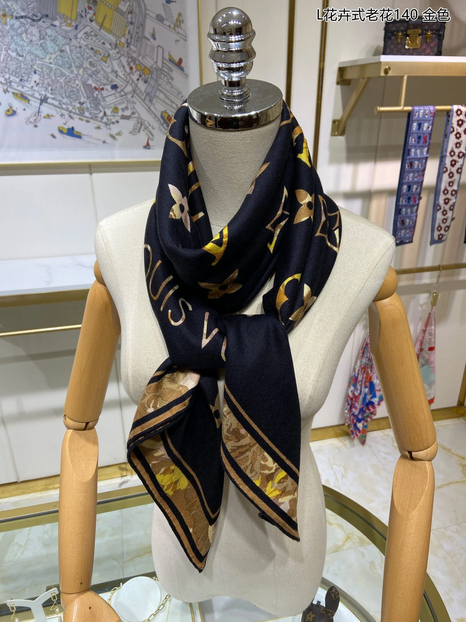 Квадратный шарф LV с цветочным монограммом - 140 см. Состав: 70% кашемир, 30% шелк, 2% хлопка.