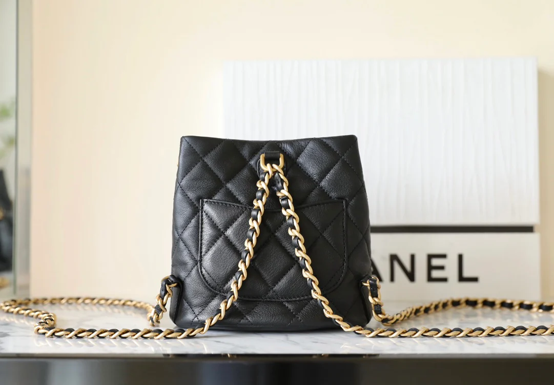 Пре-осенняя коллекция Chanel 2023 — рюкзак Métiers d'Art Letter