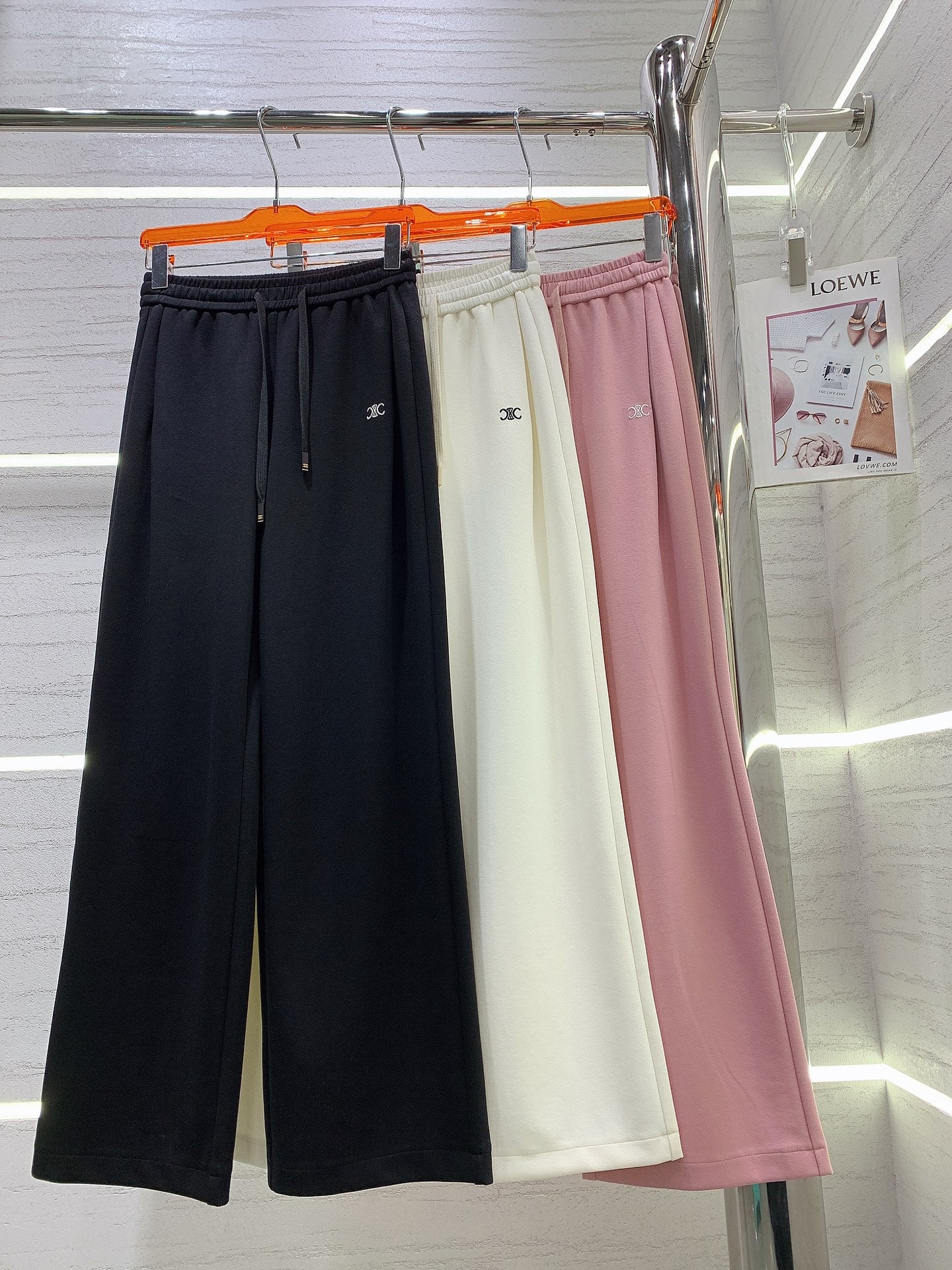 Celine-2403 Новые повседневные брюки с широкими штанинами и вышитой этикеткой, плиссированным дизайном.