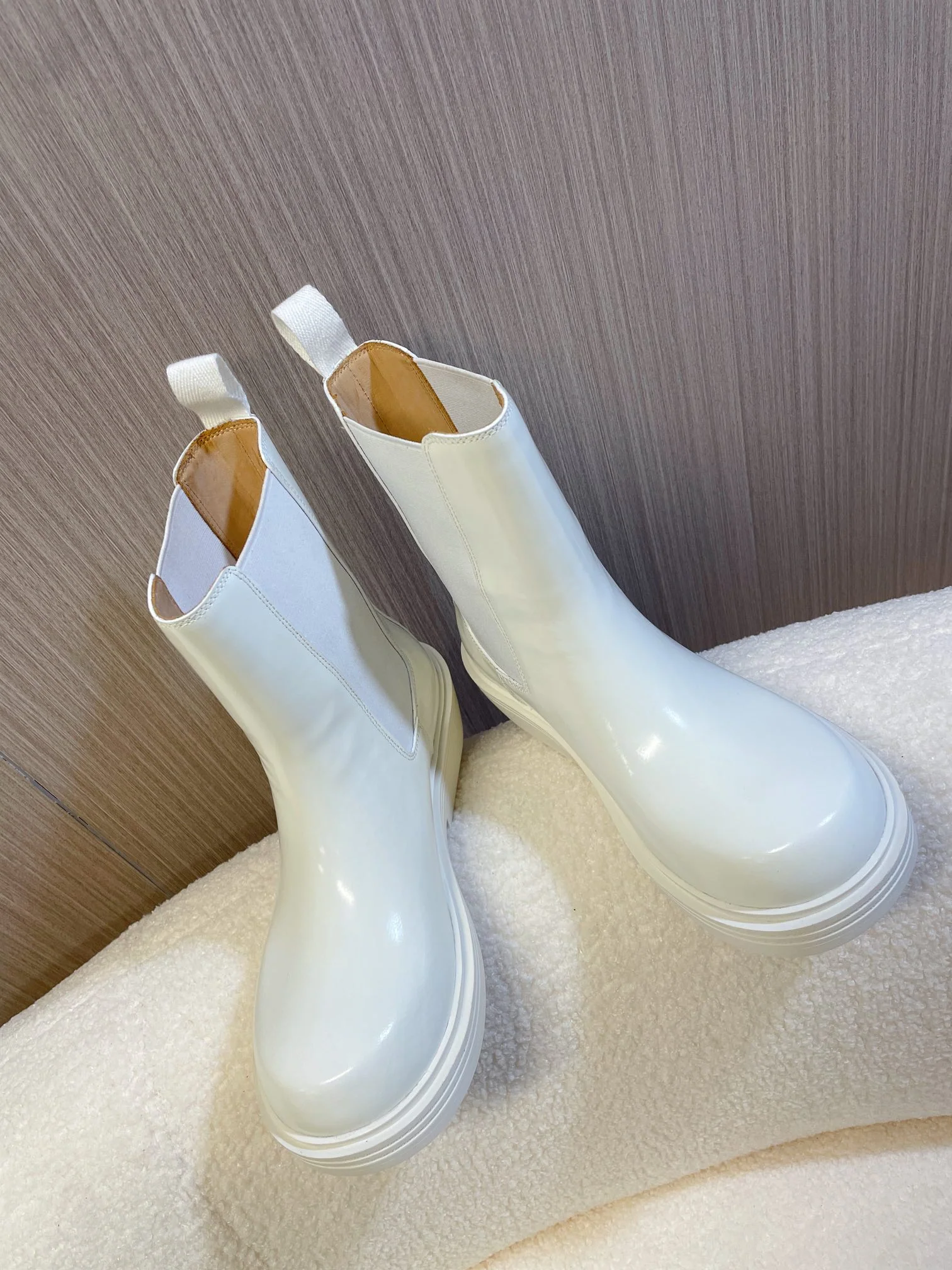 Новинка сезона осень/зима 2023 от BV - Ботинки ?Челси? для пожарных - Ботинки с большим пальцем - Белые