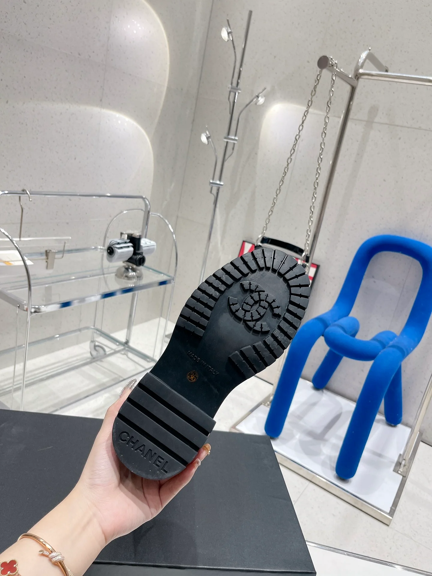 Высокие сапоги на платформе Chanel с эластичным поясом - черные