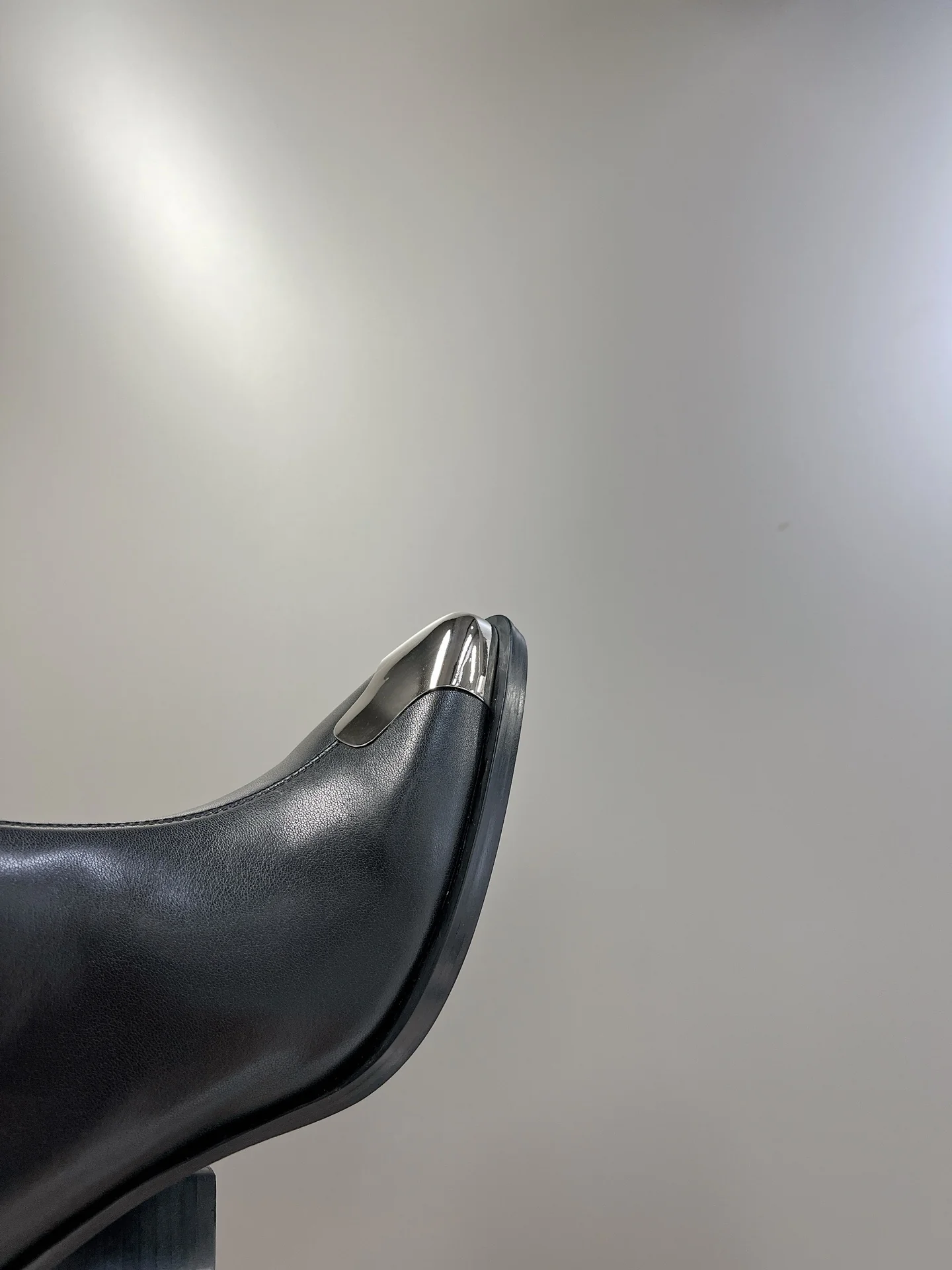 McQueen - Новинка сезона осень/зима 2023 - Ботильоны ?челси? с металлическим носком