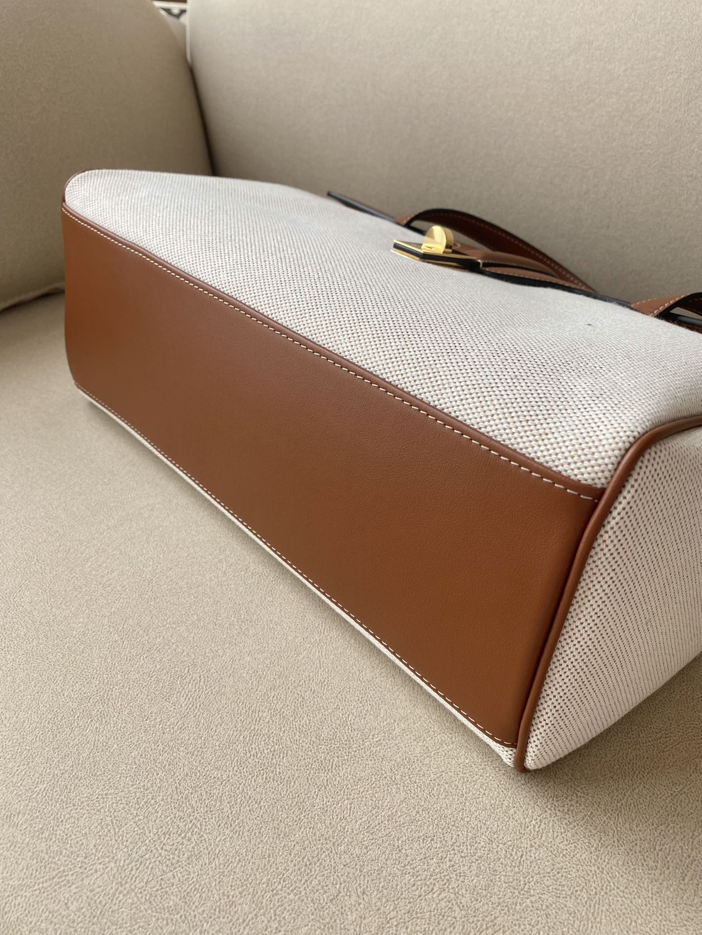 Сумка Celine Soft 16 Medium из канваса и кожи.