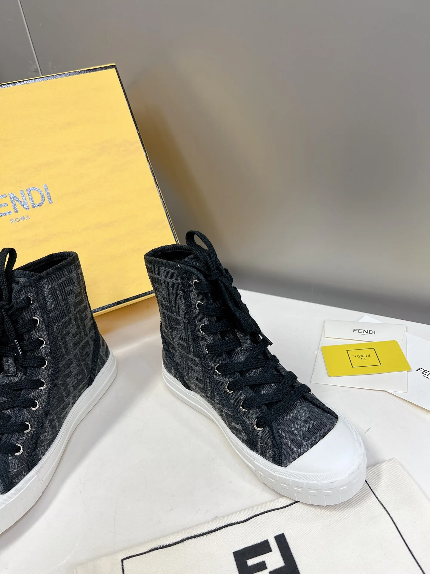 Fendi - Новинка сезона осень/зима 2022 - Высокие повседневные туфли с монограммой - 1