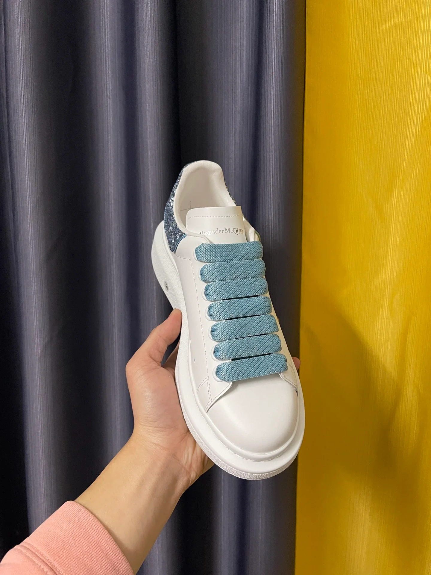 Классические белые кроссовки McQueen - унисекс - светло-голубая задняя часть