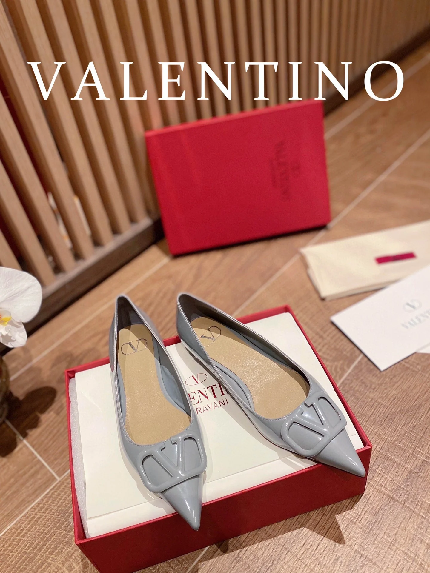 Туфли Valentino на V-образном каблуке из лакированной кожи - серые