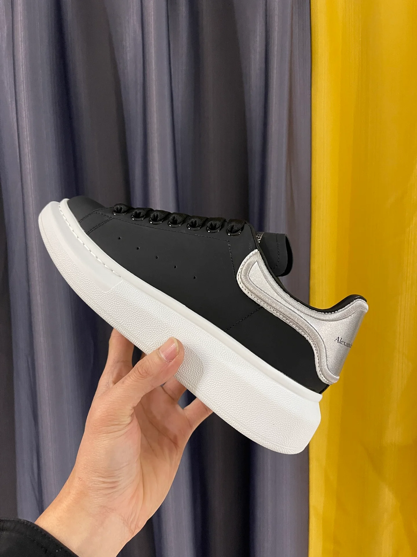 Классические белые кроссовки McQueen - унисекс - черные с вышитой серебристой задней частью - премиум-издание