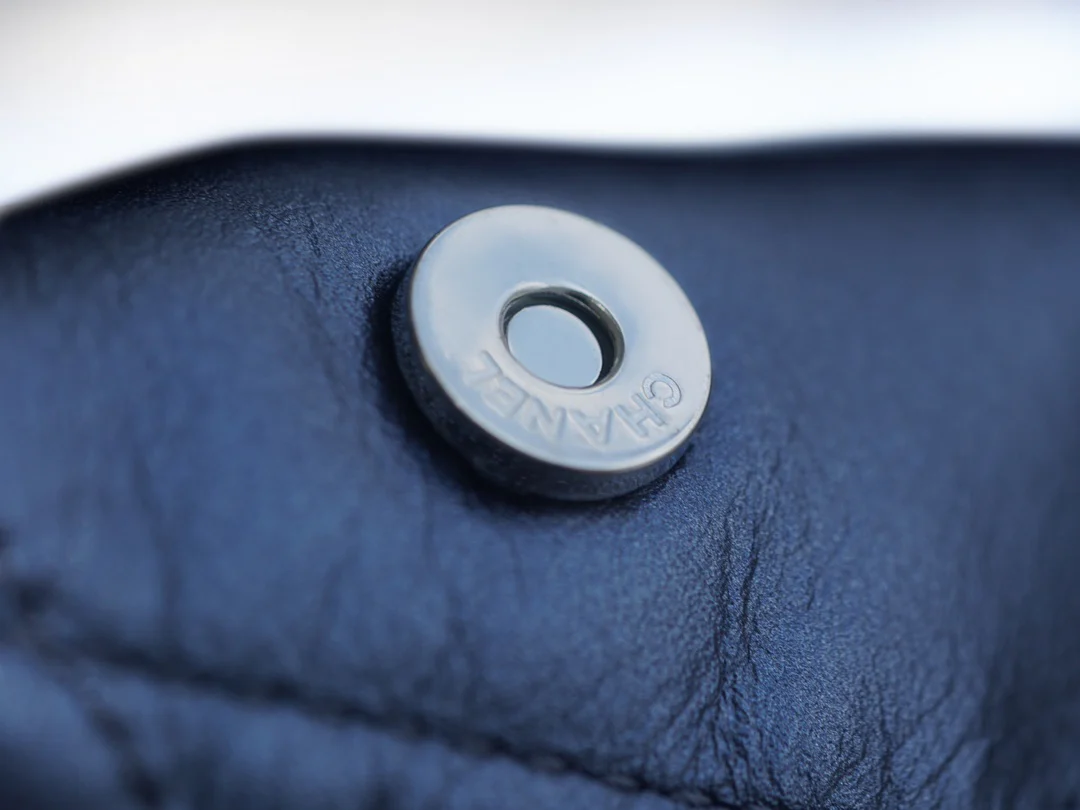 Сумка Chanel 22 - маленькая, металлизированная, синяя.