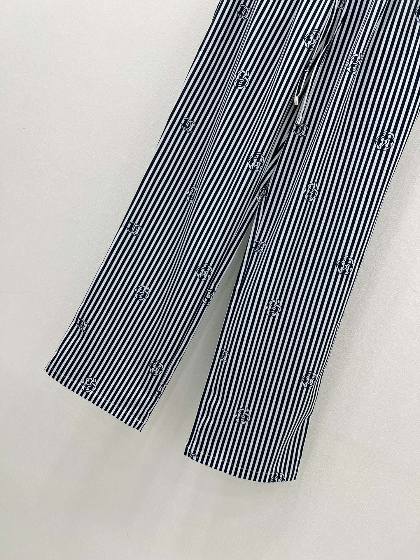 Новые брюки прямого кроя Chanel 2404 Весна/Лето: полоски с принтом