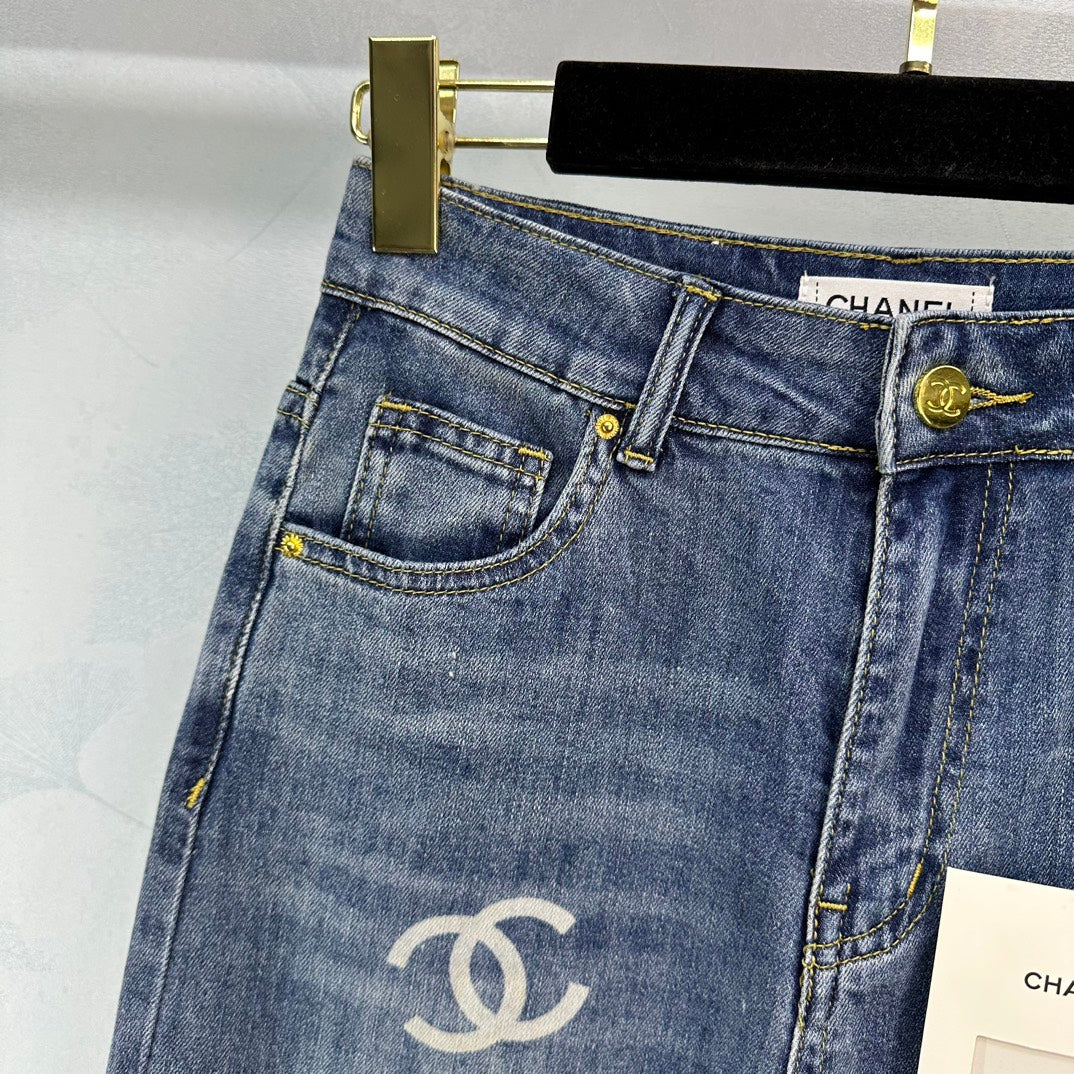 Chanel 2404 - Новая коллекция ранней весны: джинсы с высокой талией и широкими штанинами.