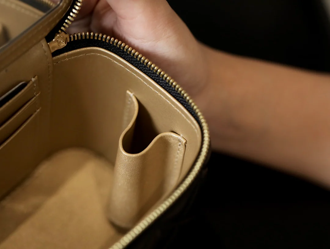 Новые поступления коллекции Chanel весна/лето 2023 - Футбольная коллекция - Длинная коробка с цепочкой и мячом - Черная